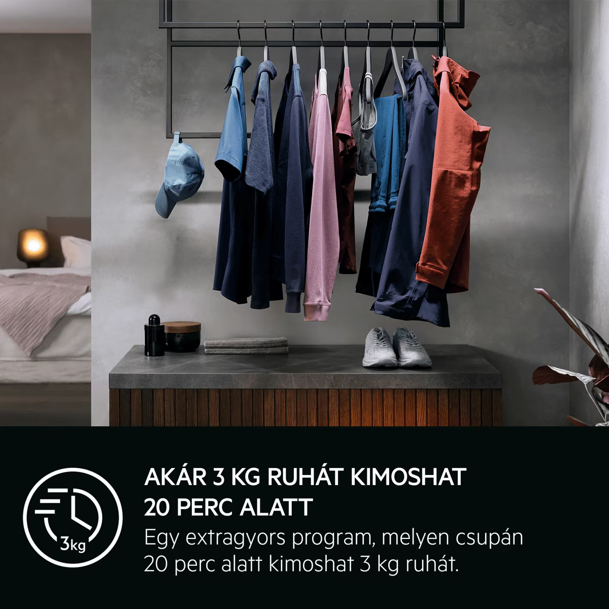 Ruhák lógnak egy tartón a komód felett egy szobában.