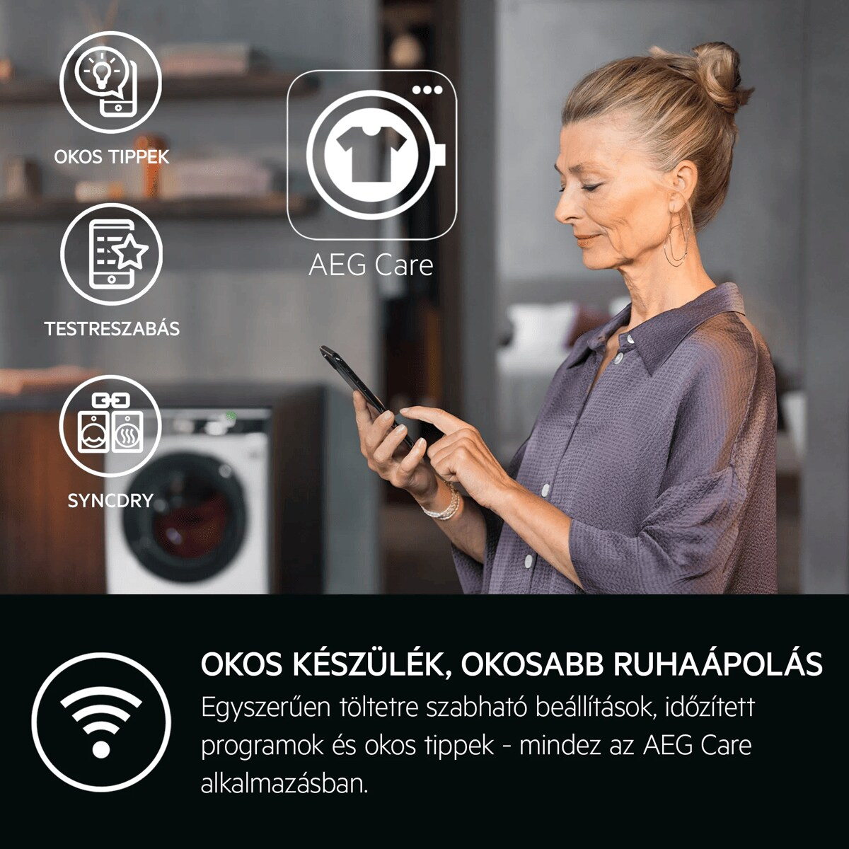 Egy nő okostelefonos alkalmazást használ az AEG Care ruhaápoláshoz, háttérben mosógéppel.
