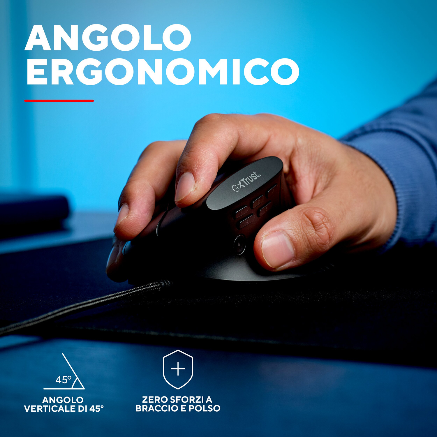 Mano impugna un mouse verticale ergonomico nero su un tappetino nero.