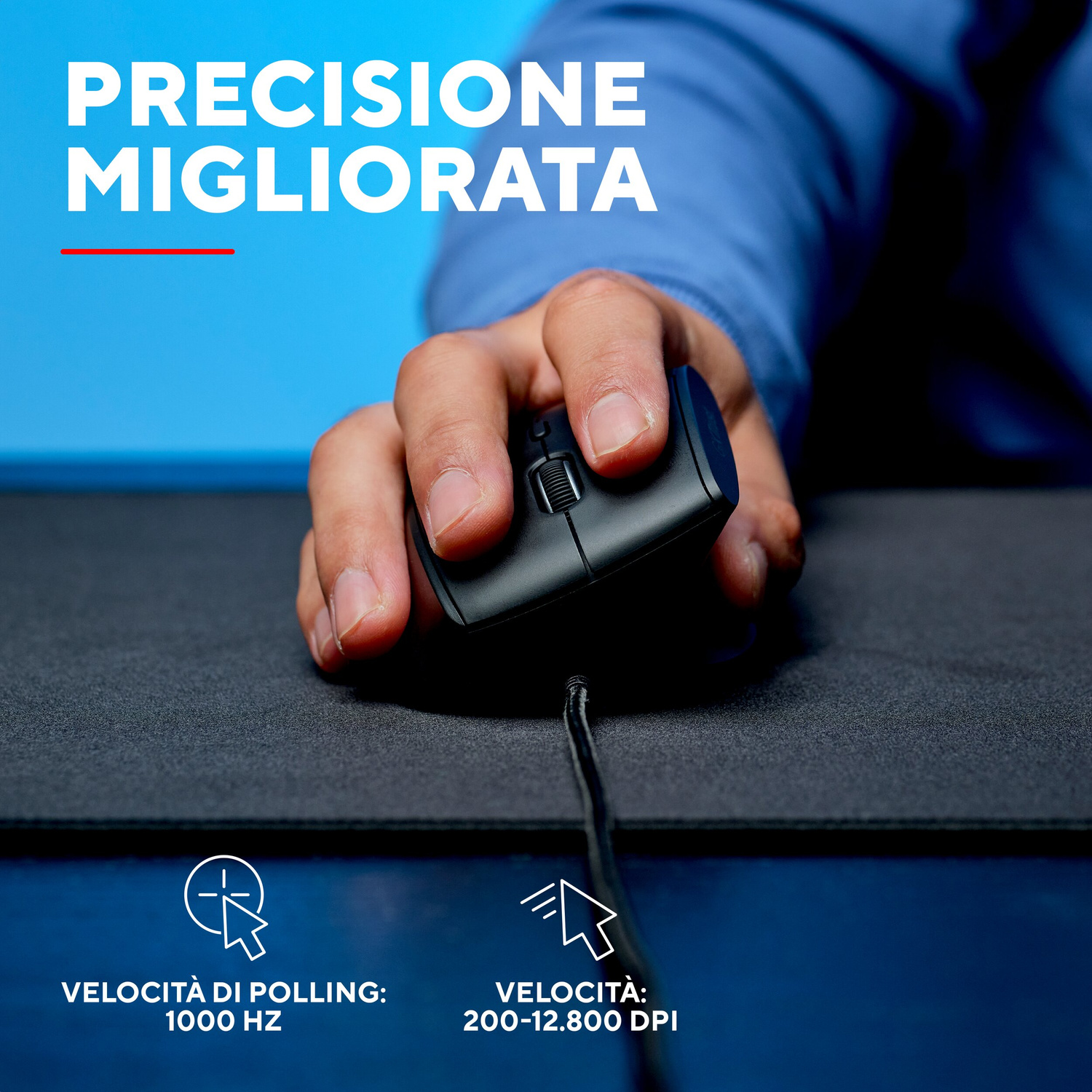 Una mano tiene un mouse nero su un tappetino con testo su precisione e frequenza di polling.