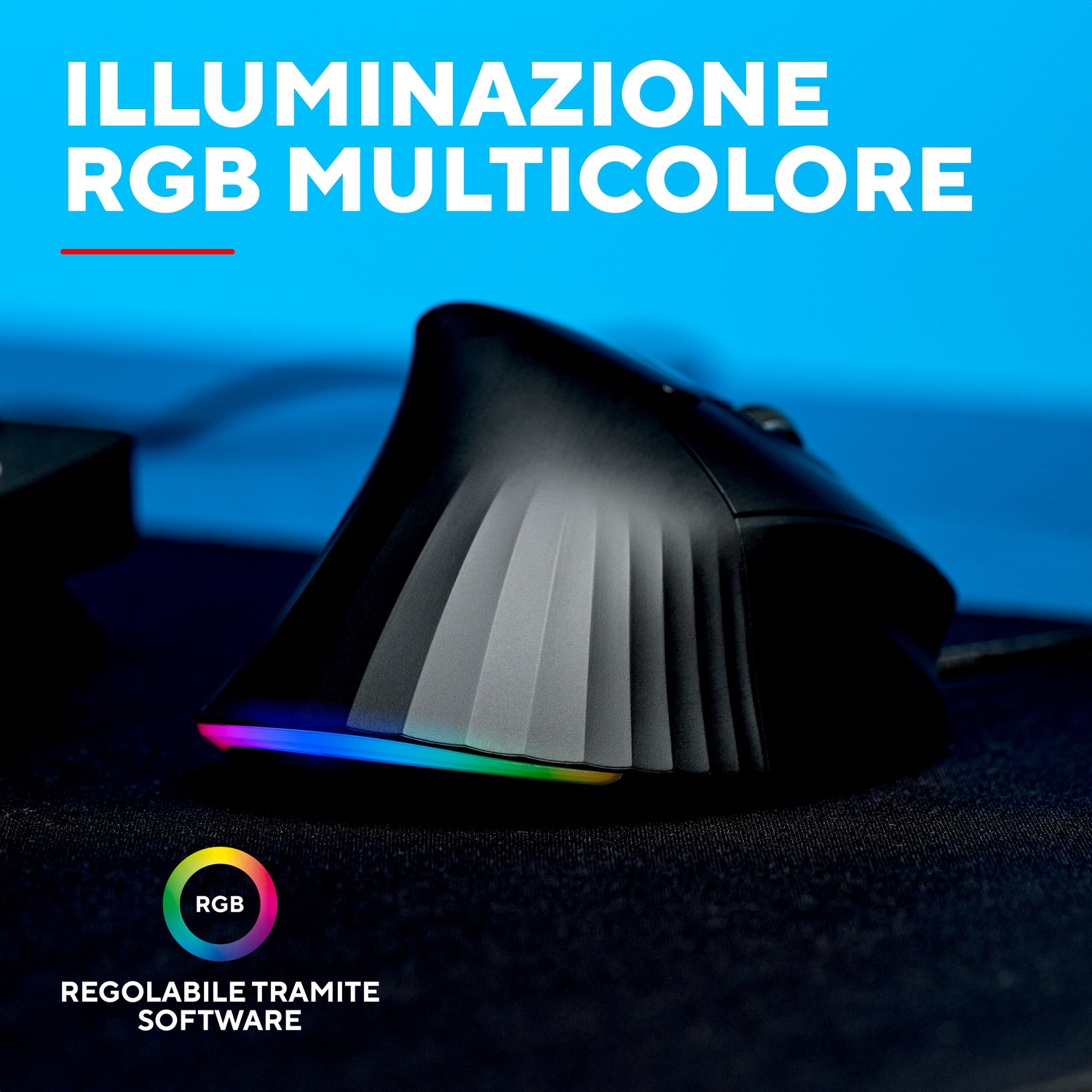 Un mouse per computer ergonomico nero con illuminazione RGB su un tappetino con sfondo blu.