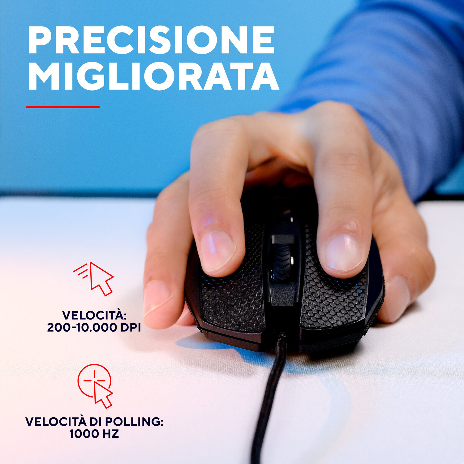 Una mano tiene un mouse da gioco nero su un tappetino bianco con testo in italiano.