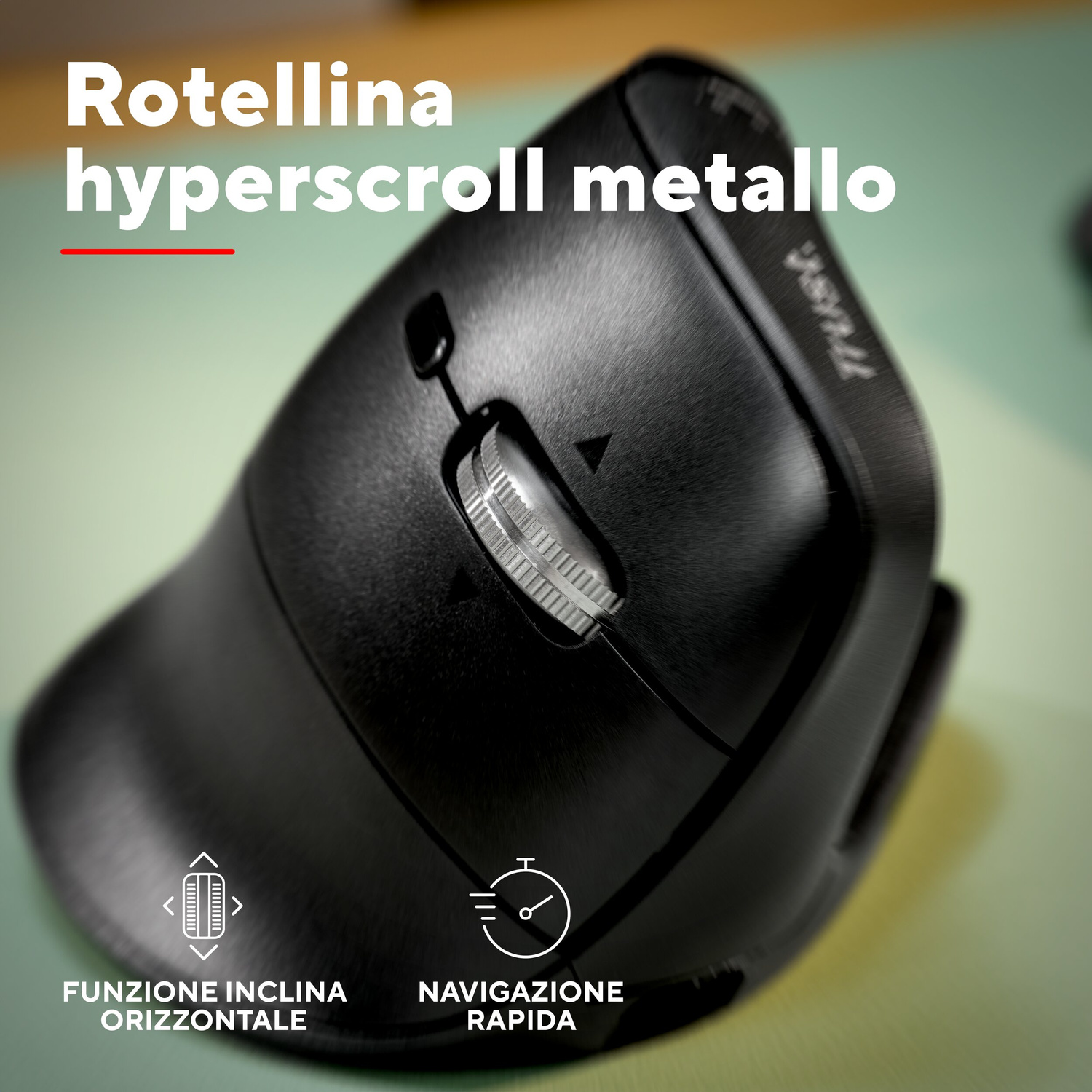 Mouse ergonomico nero con rotellina di scorrimento in metallo e testo.