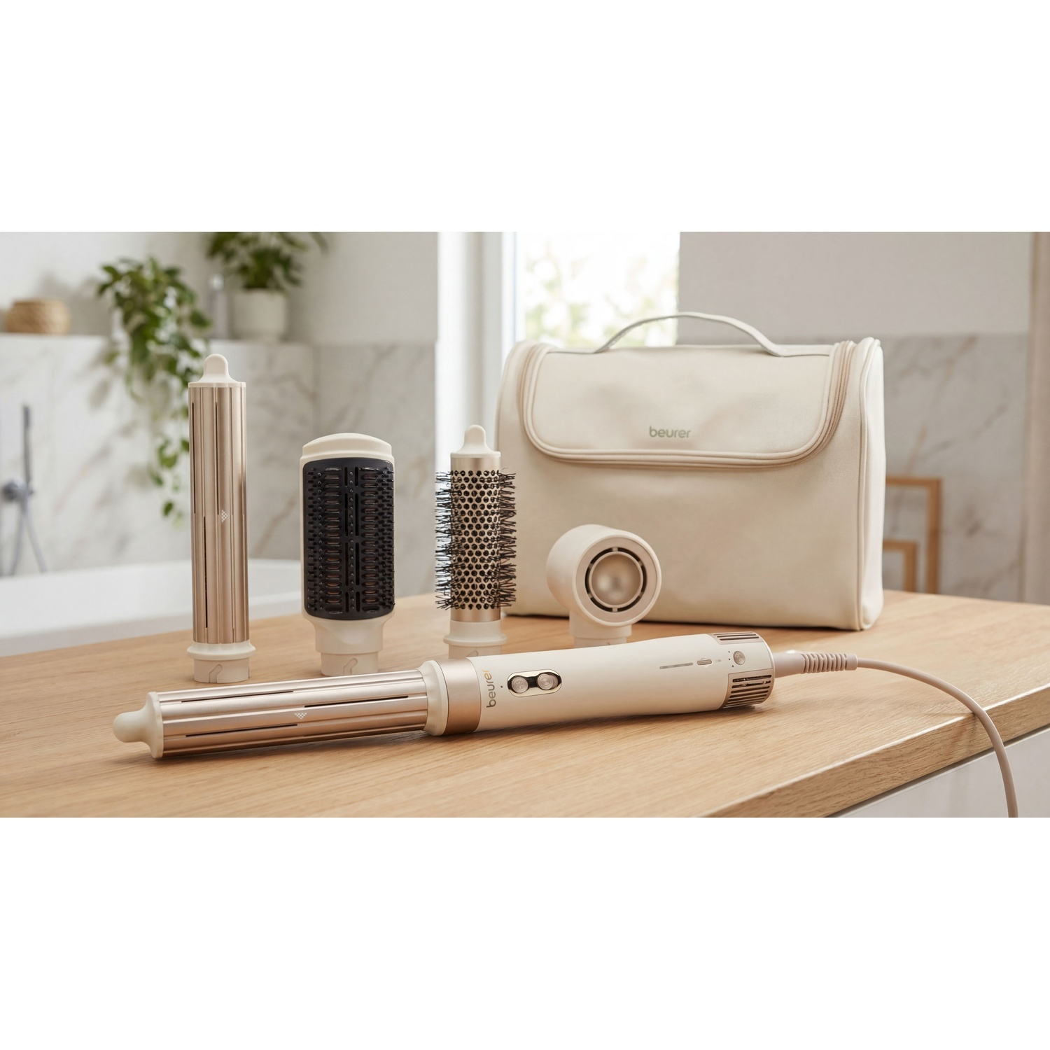 Set styler ad aria calda Beurer con vari accessori e borsa su tavolo di legno.