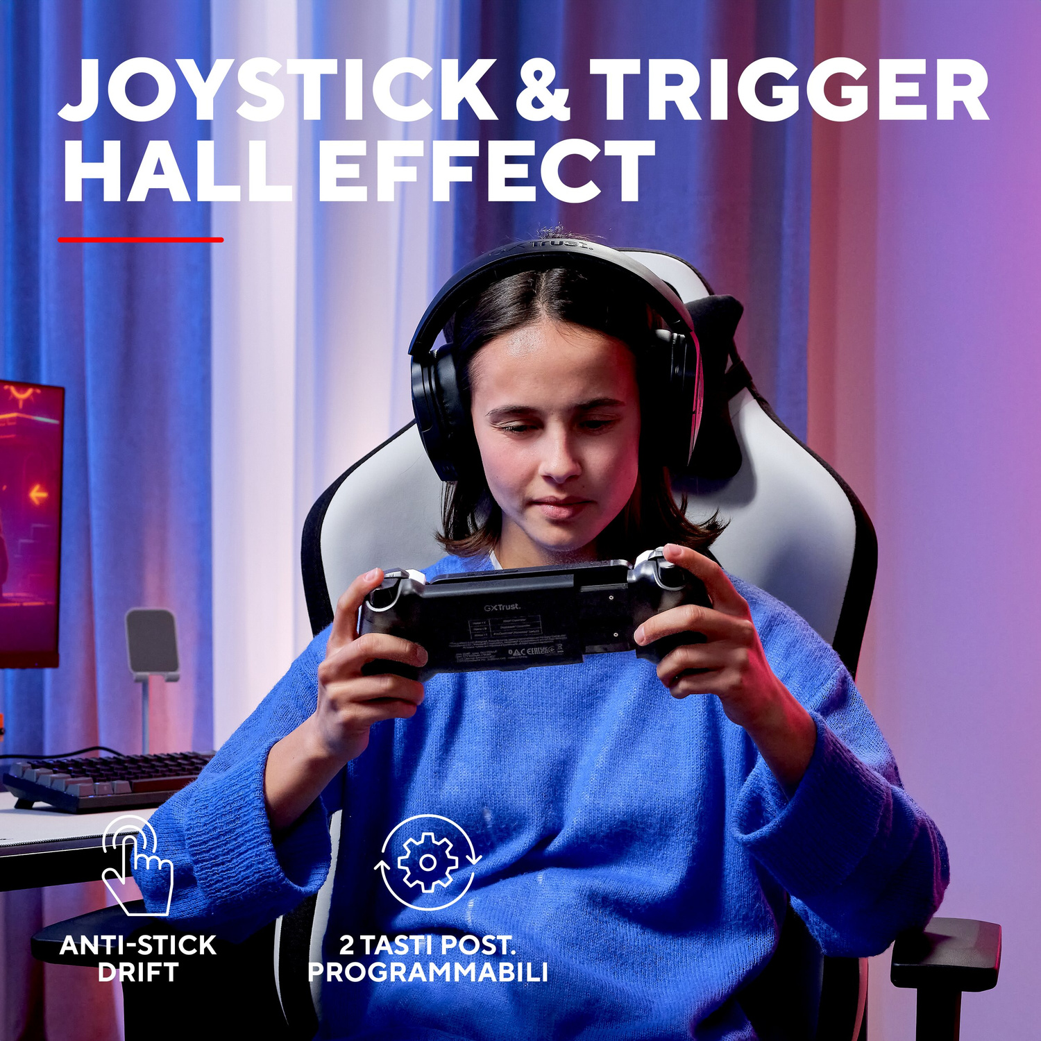 Ragazza con cuffie siede su sedia da gaming bianca tenendo un controller, con testi sovrapposti.