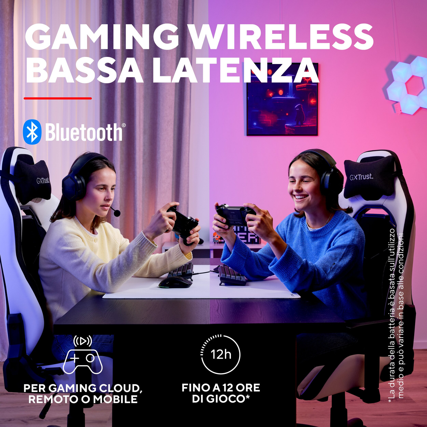 Due ragazze giocano su sedie da gaming con cuffie su sfondo rosa e grigio con scritte sovrapposte.