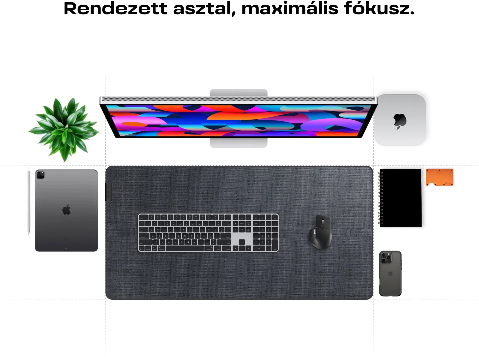 Rendezett asztal felülnézetből monitorral, Mac minivel, billentyűzettel, egérrel, tablettel, jegyzetfüzettel és növénnyel.