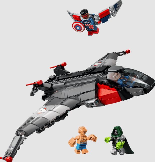 Lego-Set mit einem großen grauen Flugzeug, einer fliegenden Captain-America-Figur, The Thing und Doctor Doom.