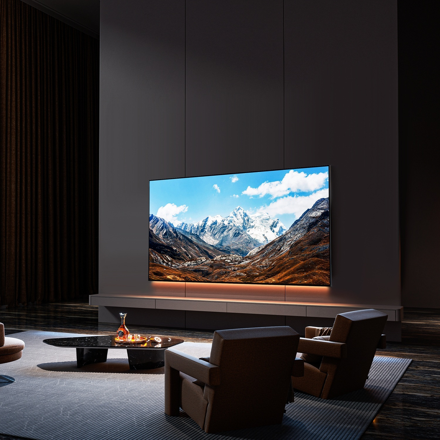 Moderno soggiorno con grande schermo TV con paesaggio montano e poltrone.