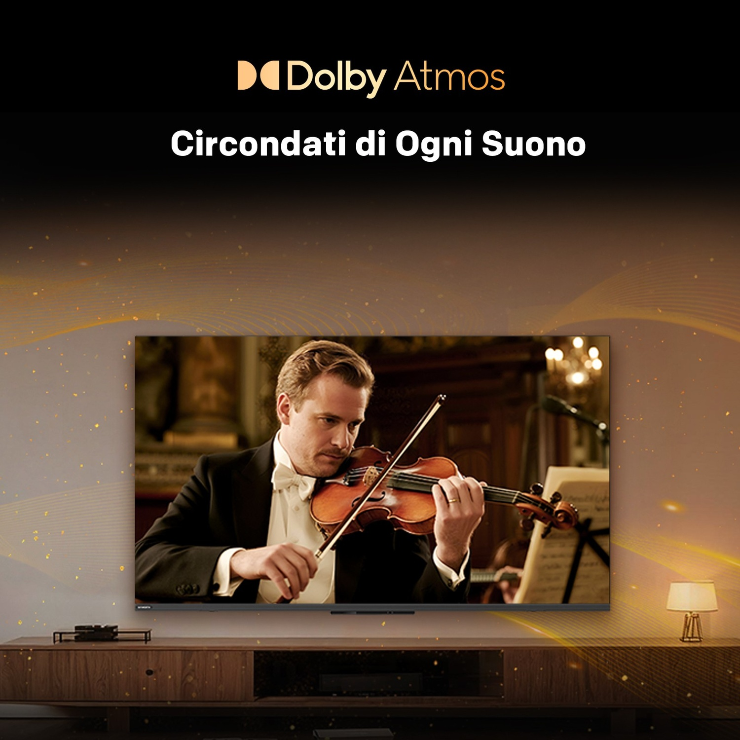Una TV mostra un violinista in una sala da concerto sotto la scritta Dolby Atmos su sfondo dorato.