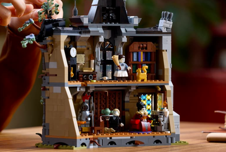Ein zweistöckiges LEGO Spukschloss mit Figuren und detaillierten Räumen.