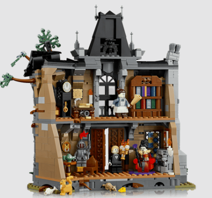 Ein Lego-Spukschloss mit zwei Etagen, Minifiguren, Möbeln und Details wie einer Uhr und Büchern.