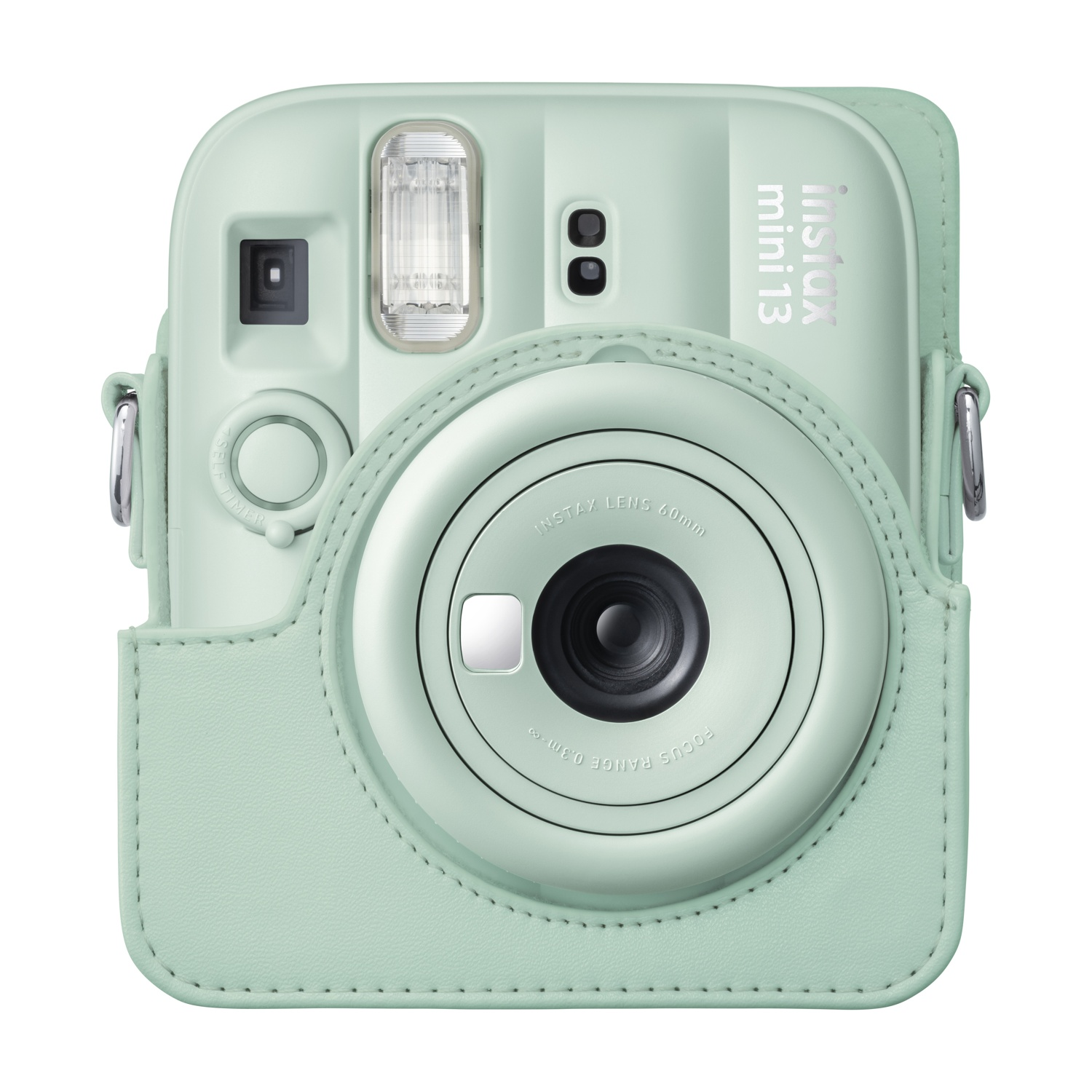 Fotocamera Instax Mini 12 verde chiaro in custodia di pelle abbinata con tracolla, su sfondo bianco.