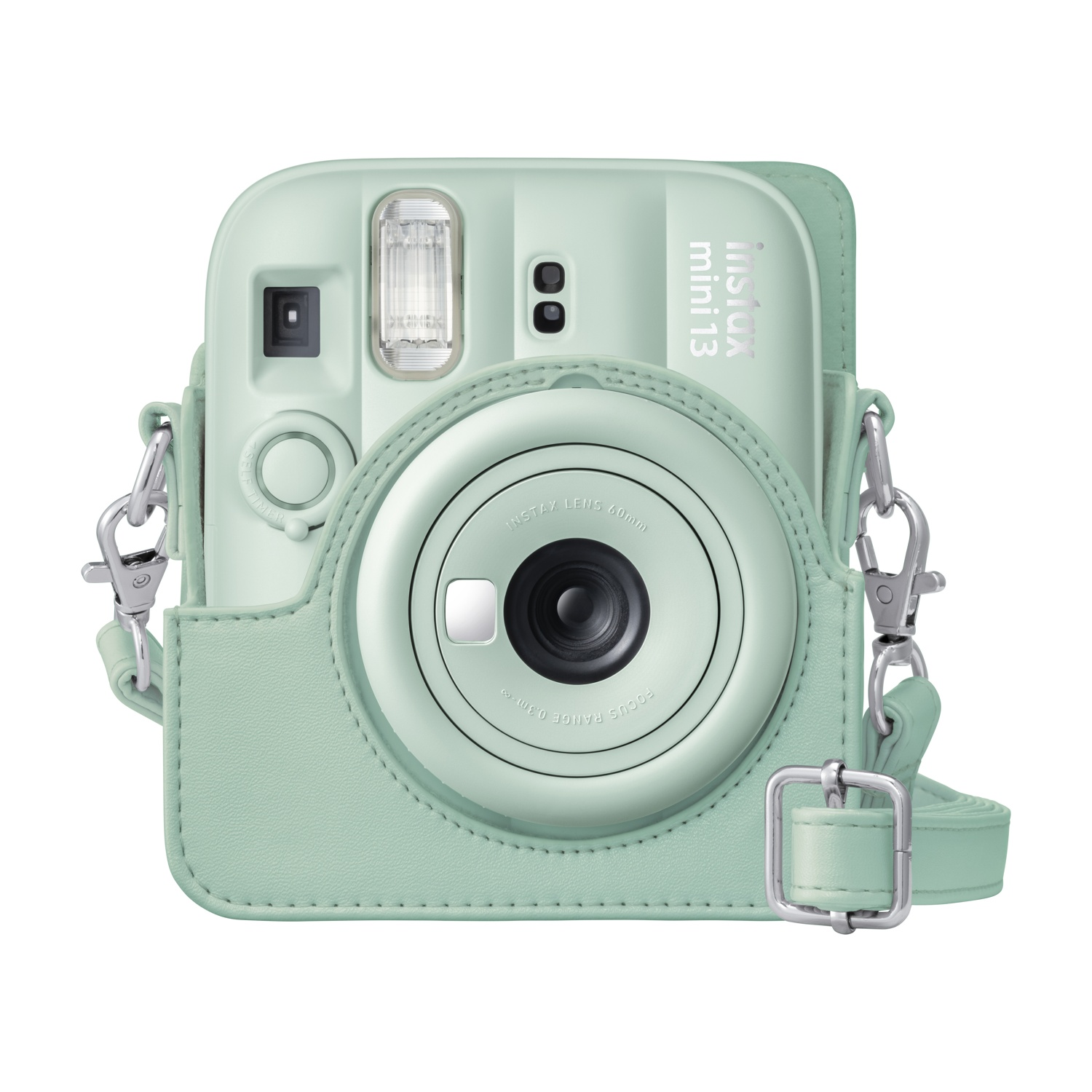 Una fotocamera istantanea verde menta in una custodia in pelle abbinata con tracolla su sfondo bianco.