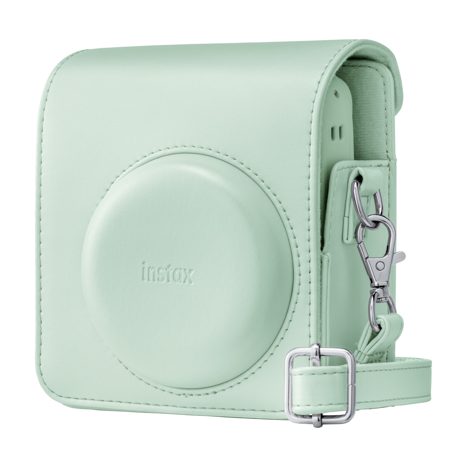 Una custodia per fotocamera Instax in pelle verde chiaro con fibbie argentate e tracolla regolabile su sfondo bianco.