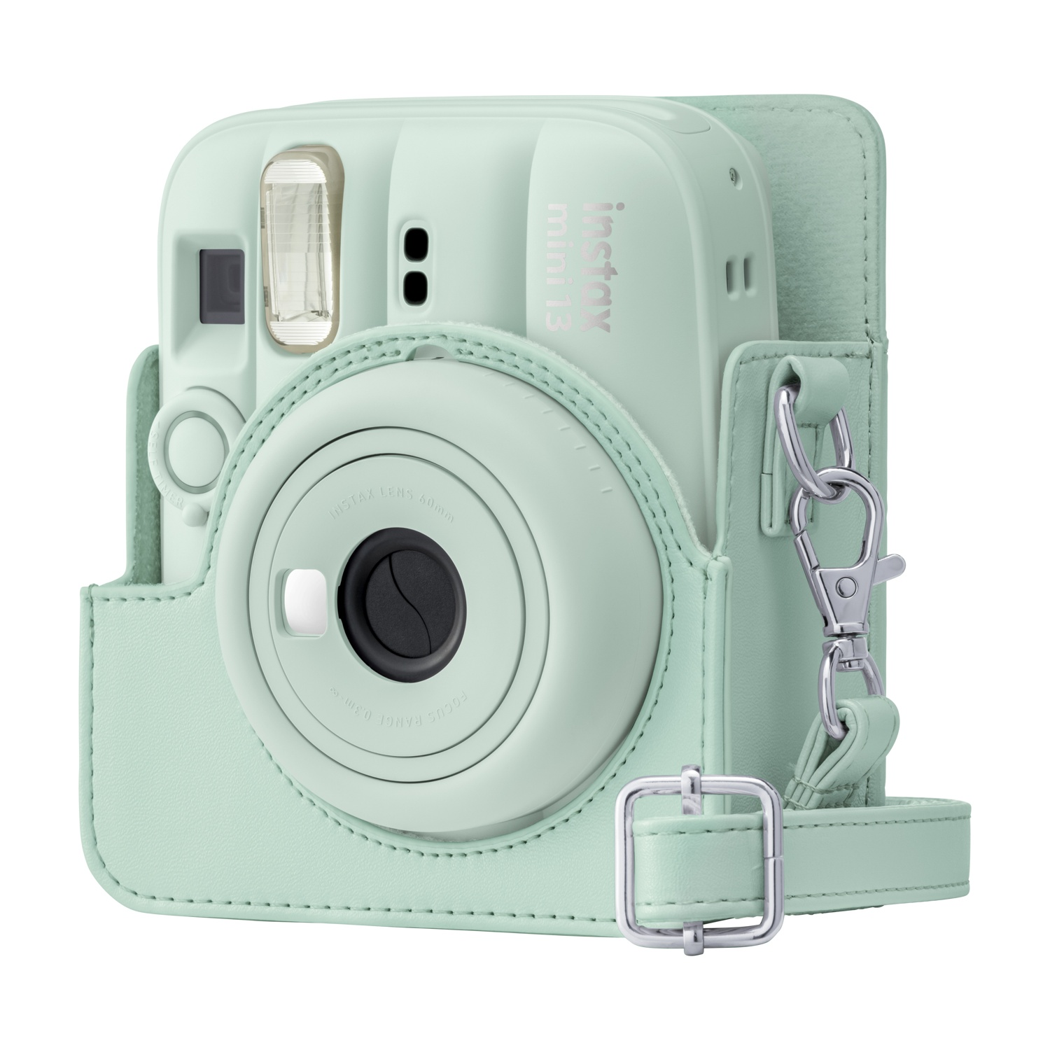 Fotocamera Instax Mini 12 verde pastello in una custodia in pelle abbinata con tracolla argentata e fibbia in metallo.