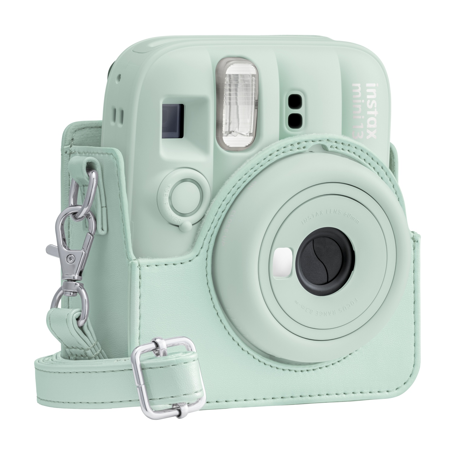 Una fotocamera istantanea verde menta in una custodia in pelle abbinata con tracolla, su sfondo bianco.
