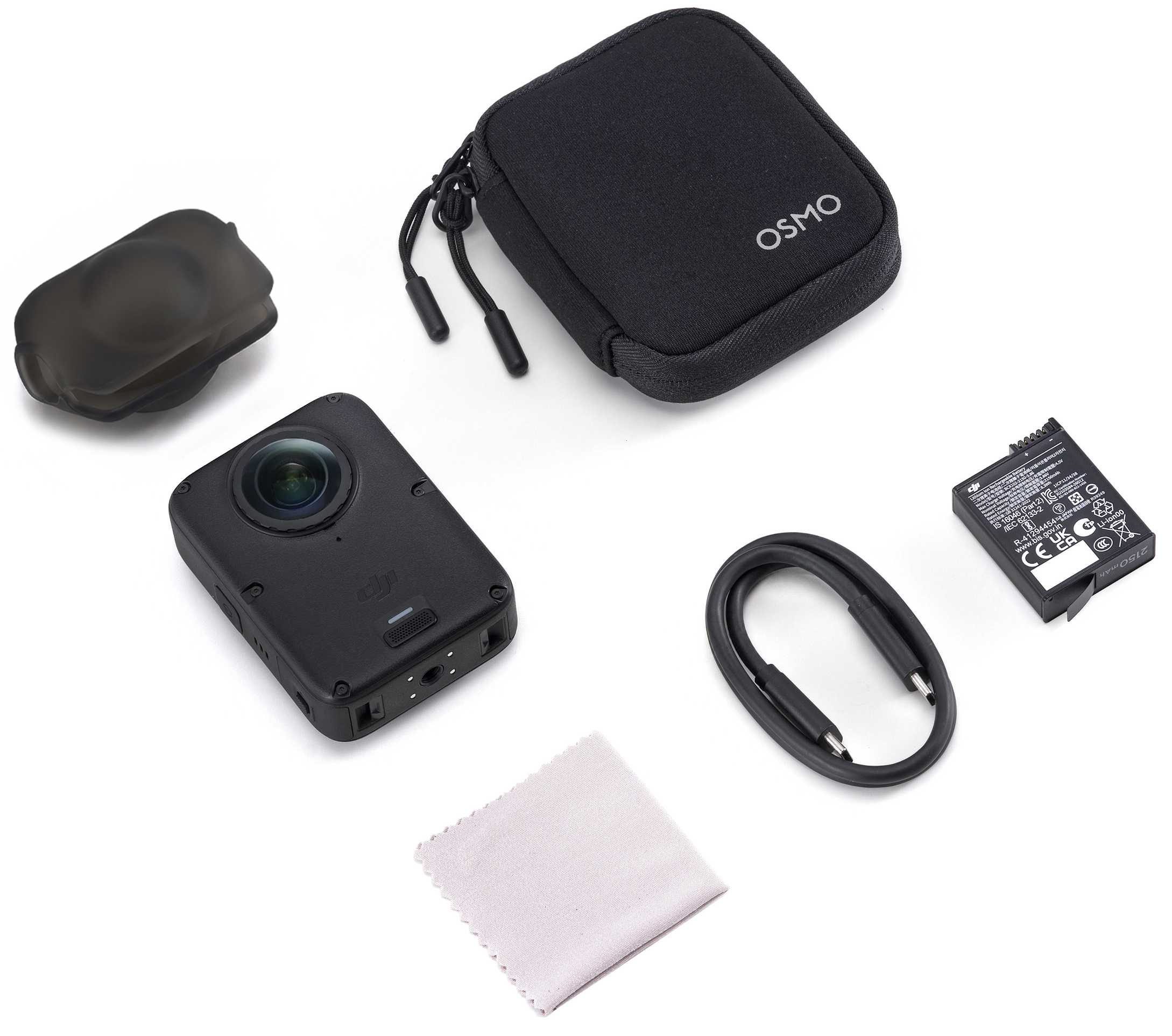 DJI akciókamera Osmo tokkal, akkumulátorral, töltőkábellel, védőtokkal és törlőkendővel fehér alapon.