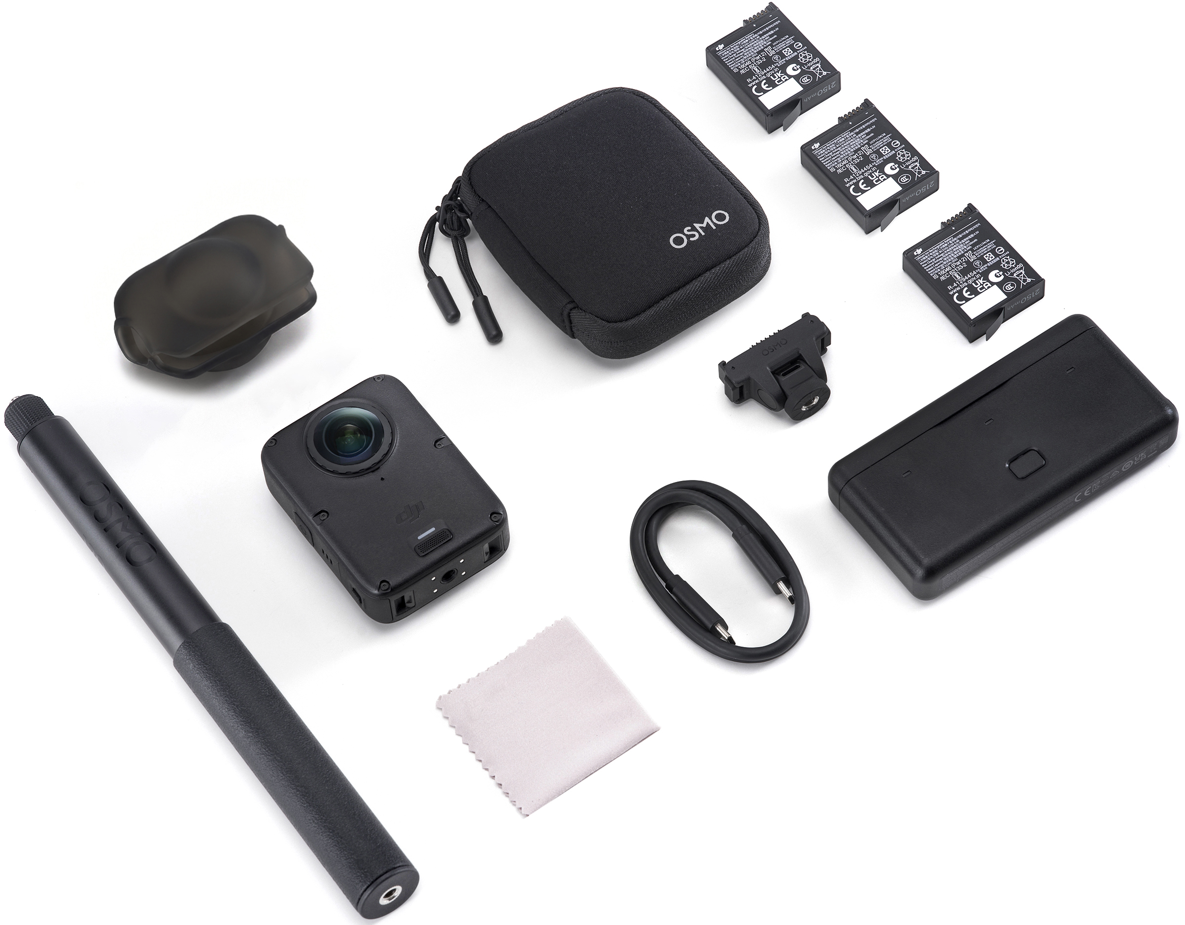 DJI Osmo kamera tartozékokkal, akkumulátorokkal, tokkal, markolattal, kábellel és törlőkendővel fehér alapon.
