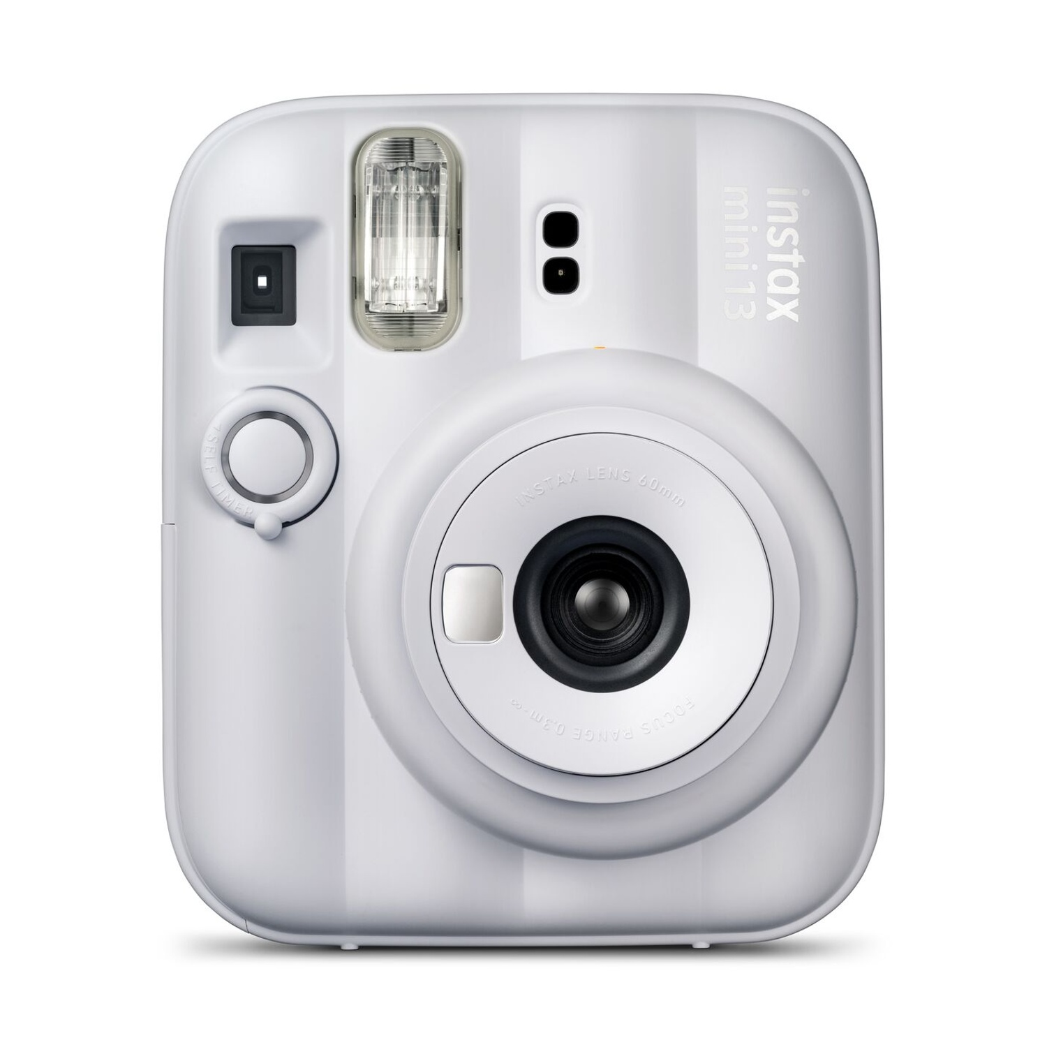 Vista frontale di una fotocamera istantanea Instax Mini bianca con obiettivo, flash e mirino su sfondo bianco.