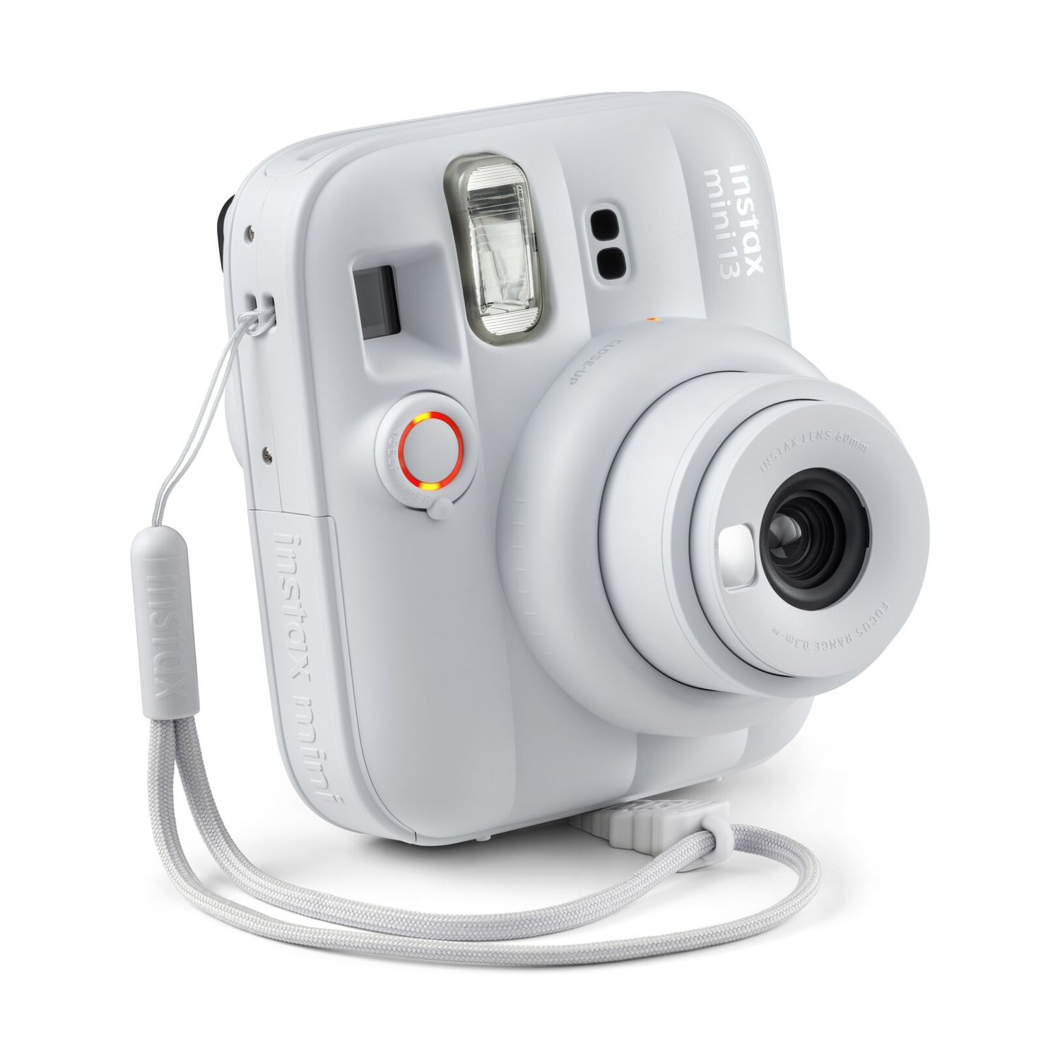 Una fotocamera istantanea Instax Mini bianca con cordino su sfondo bianco.