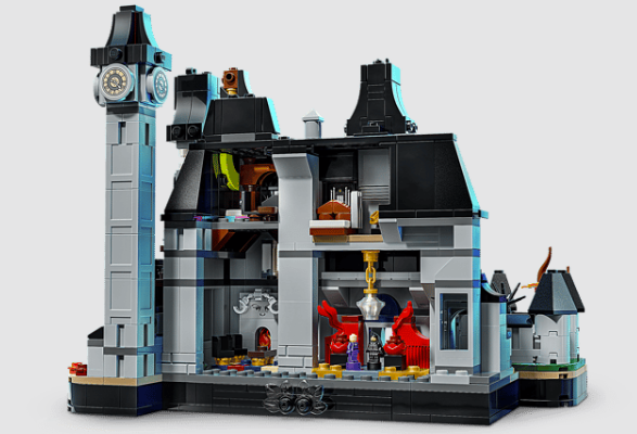 Ein detailliertes LEGO Schloss mit Uhrturm, mehreren Räumen, Minifiguren und schwarzen Dächern.