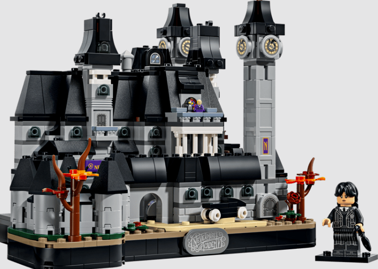 Lego-Nachbildung der Nevermore Academy aus Nevermore mit einer dazugehörigen Minifigur.