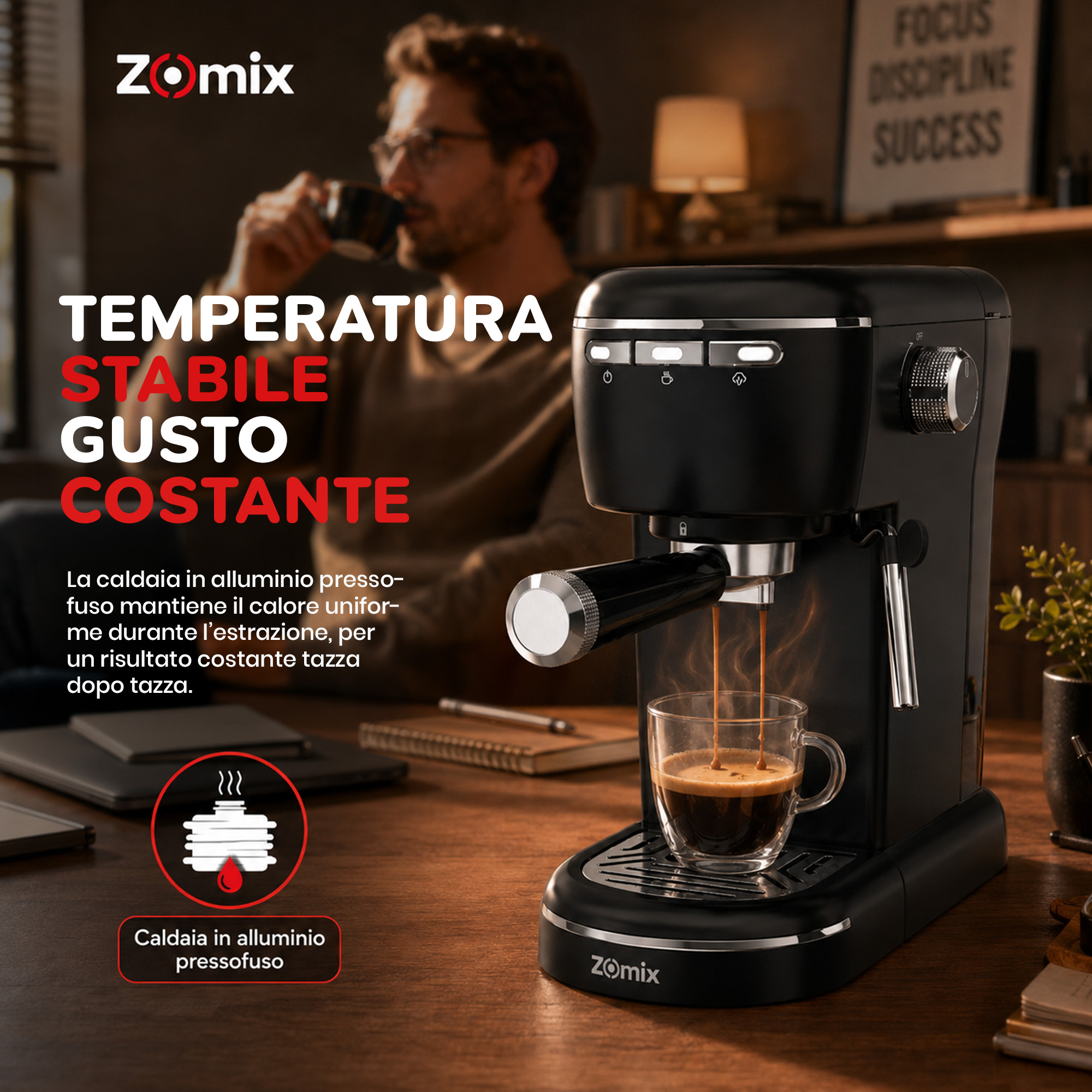 Macchina da caffè espresso Zomix nera eroga caffè in tazza di vetro su scrivania in legno, uomo beve sullo sfondo.