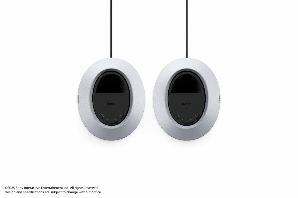 Dwie białe stacje ładujące lub dokujące Sony wiszą na czarnych kablach na białym tle.
