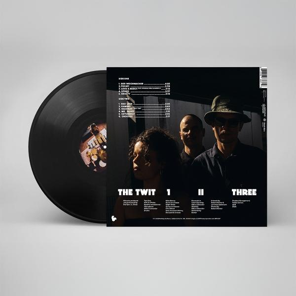 Schallplattenhülle und schwarze Vinylplatte mit Bandfoto, Trackliste und dem Titel The Twit.