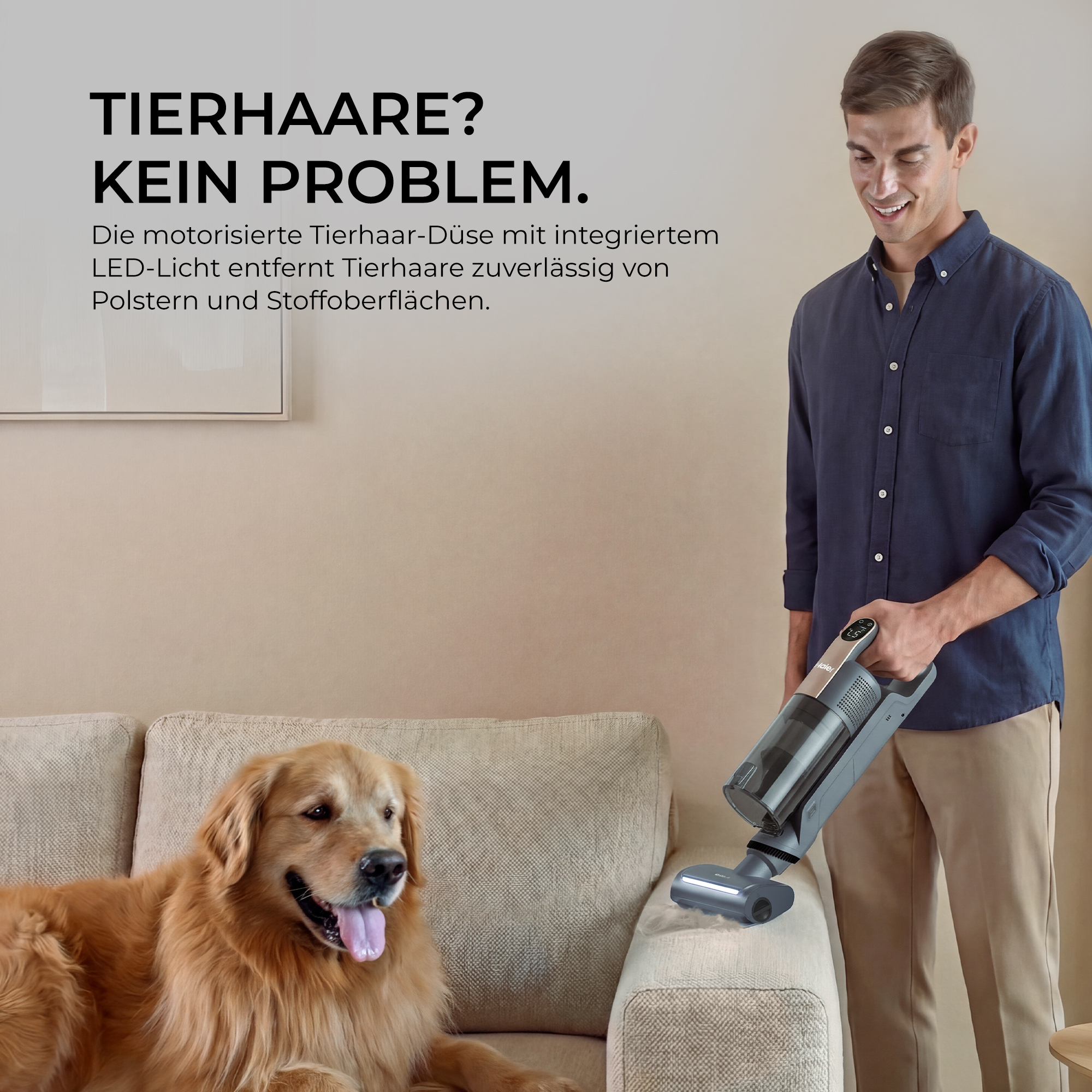 Ein Mann nutzt einen Handstaubsauger auf einem Sofa, während ein goldener Retriever darauf liegt. Text im Bild.