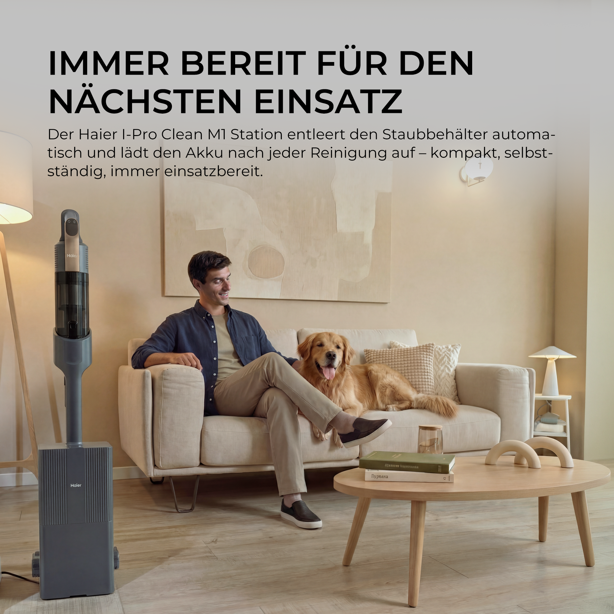 Ein Mann sitzt mit seinem Golden Retriever auf einem Sofa in einem modernen Wohnzimmer, links steht eine Haier Station.