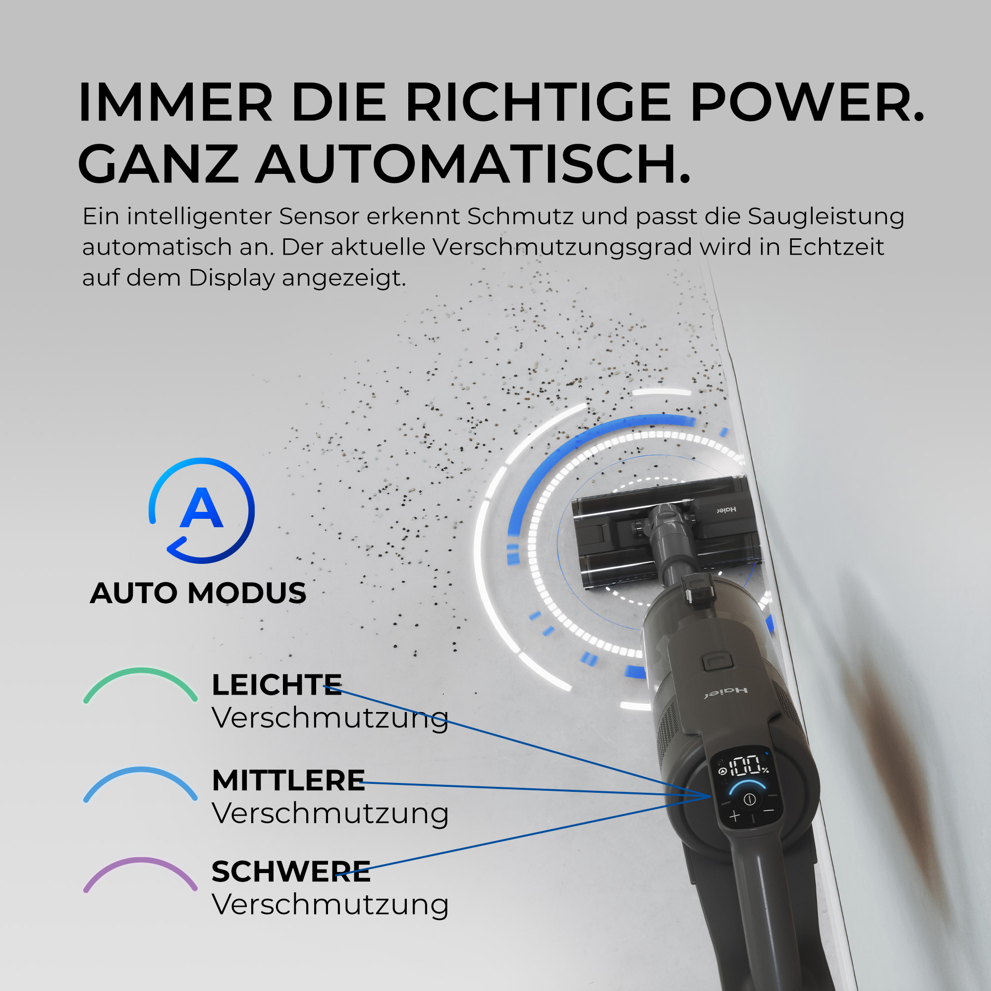 Ein Staubsauger reinigt einen Boden mit Schmutz, während ein Display die Saugstärke und den Verschmutzungsgrad anzeigt.