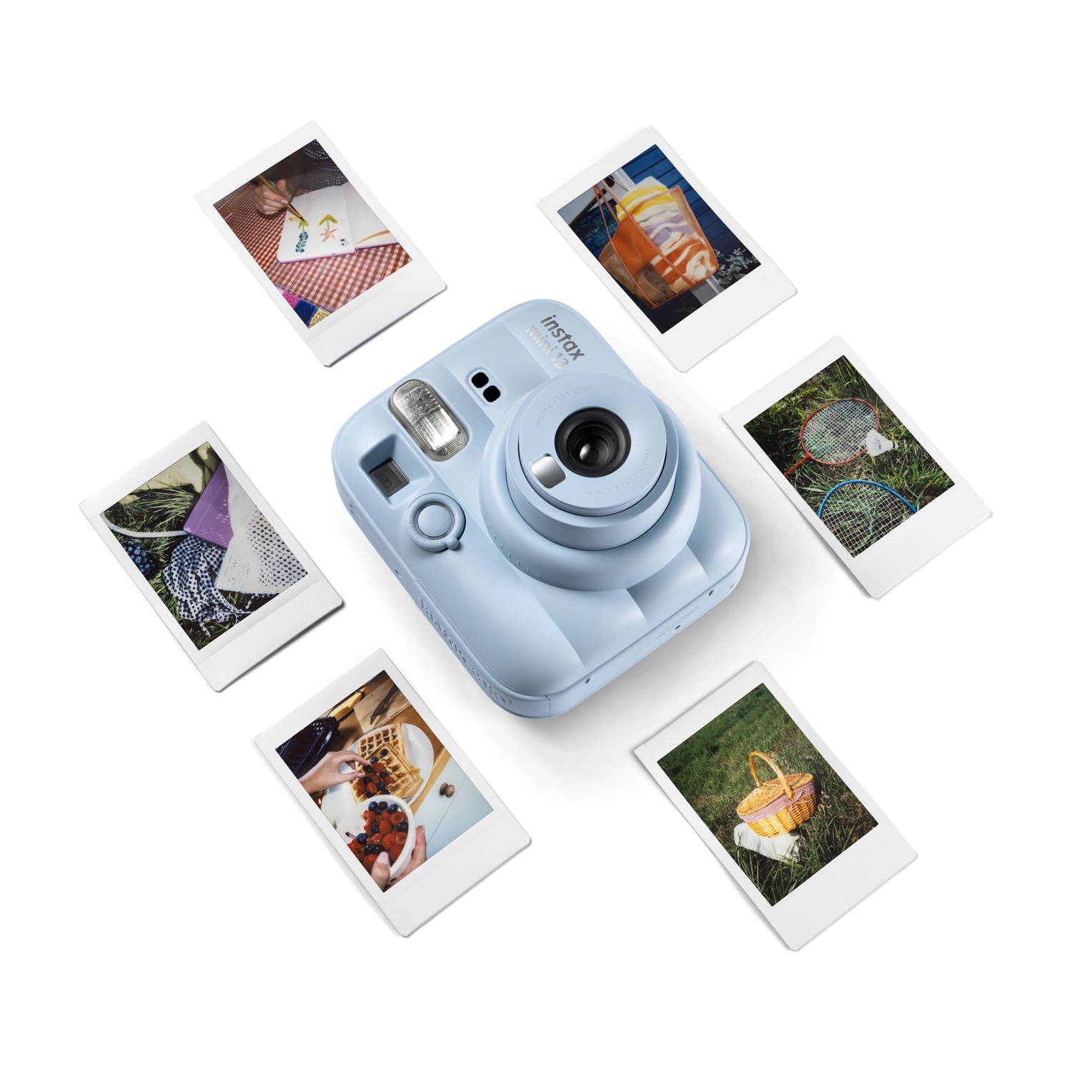 Una fotocamera Instax azzurra è circondata da sei foto istantanee che mostrano varie scene.
