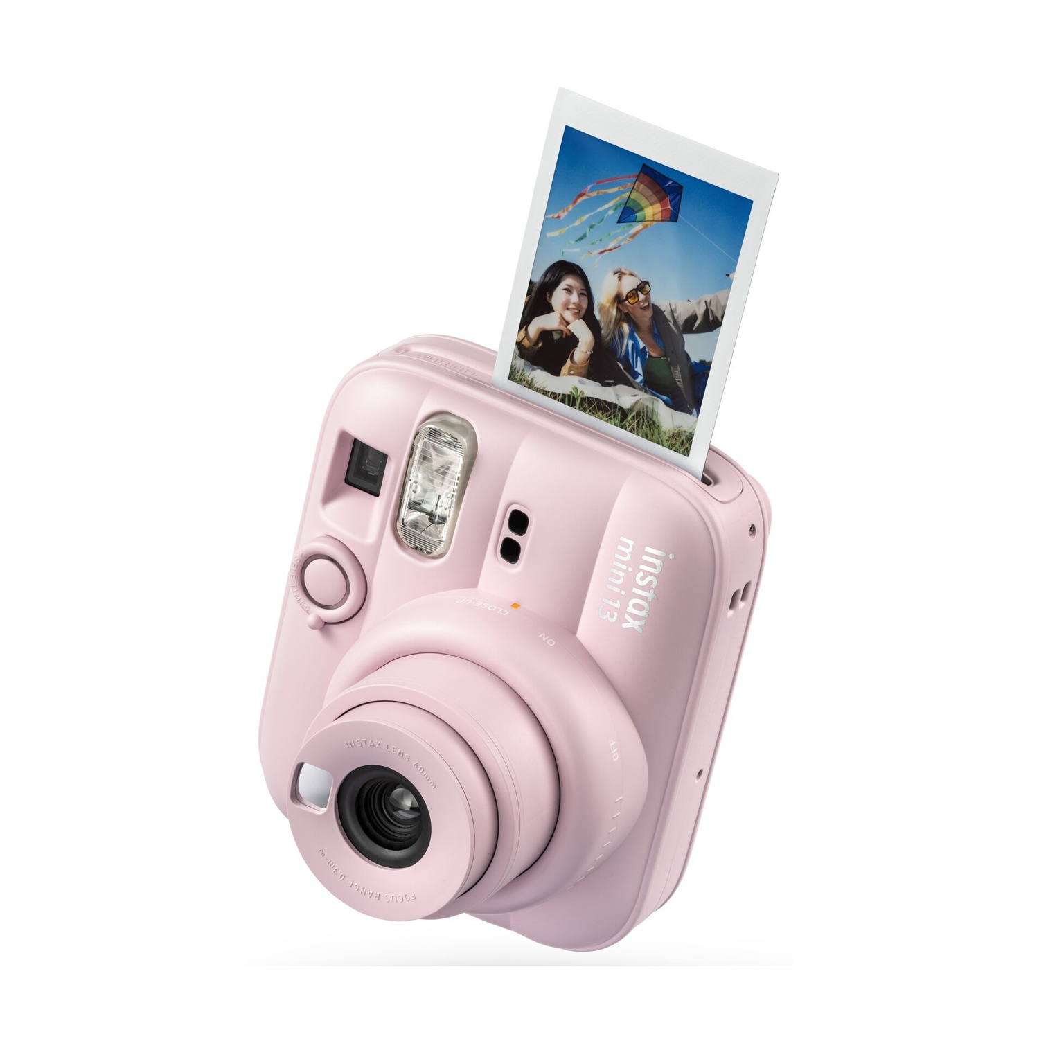 Una fotocamera istantanea Instax Mini rosa espelle una foto che mostra due donne sorridenti.