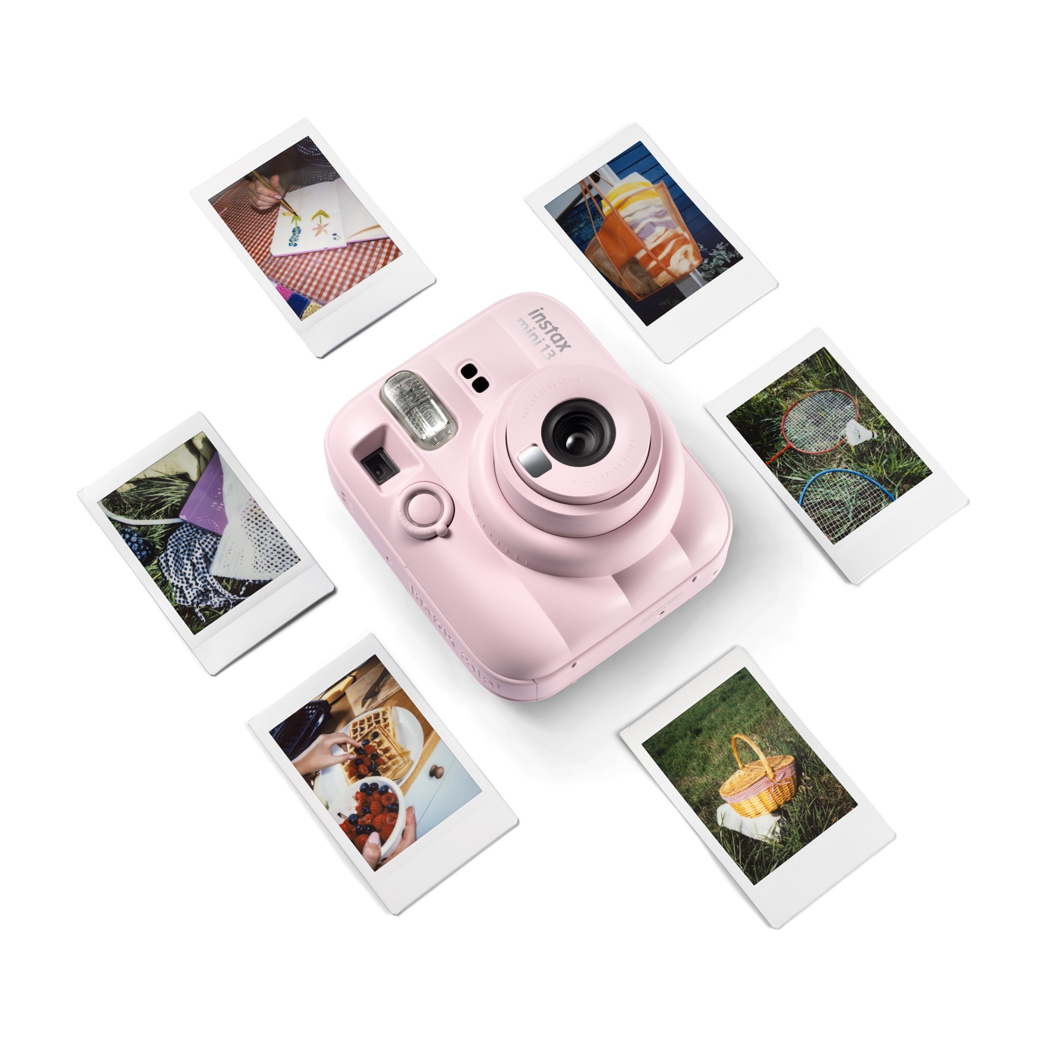 Una fotocamera rosa Instax Mini è circondata da sei diverse foto istantanee su sfondo bianco.