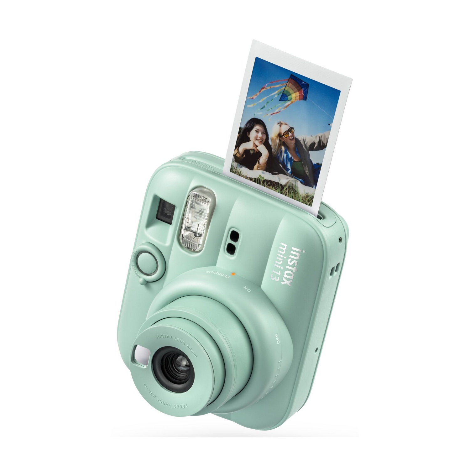 Fotocamera istantanea Instax Mini 12 verde menta che espelle la foto di due donne sorridenti.