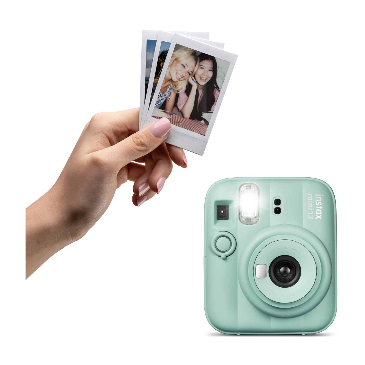 Una mano tiene tre foto istantanee sopra una fotocamera Instax Mini 12 verde menta.