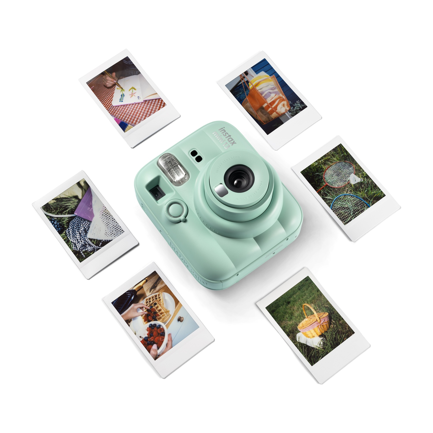 Una fotocamera istantanea Instax verde menta circondata da sei foto istantanee su sfondo bianco.