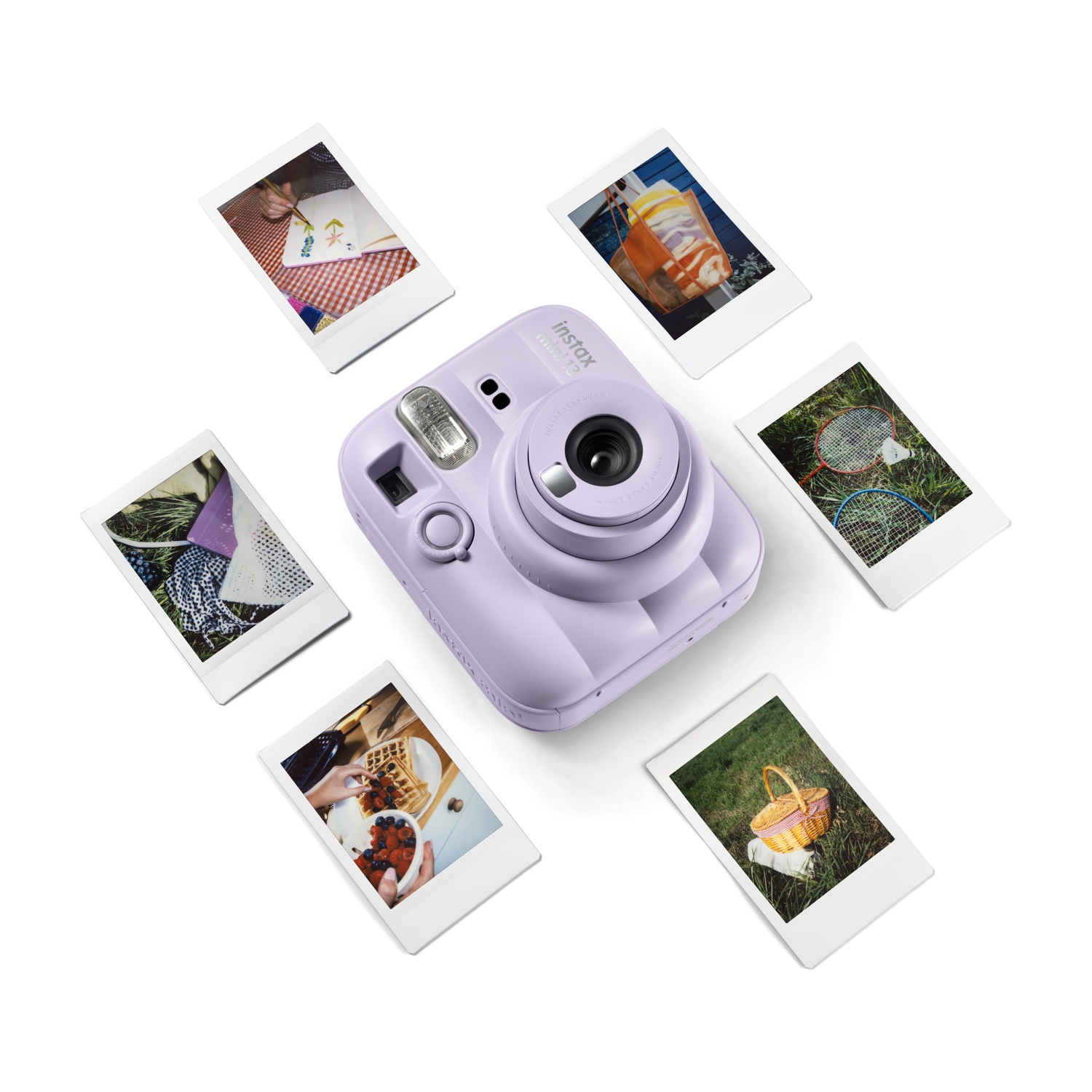 Una fotocamera istantanea viola chiaro circondata da cinque foto istantanee sparse di varie scene.
