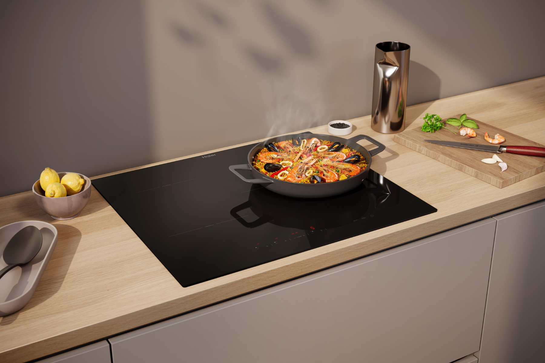 Una sartén con paella de mariscos se cocina en una moderna placa de inducción negra en una cocina de madera.