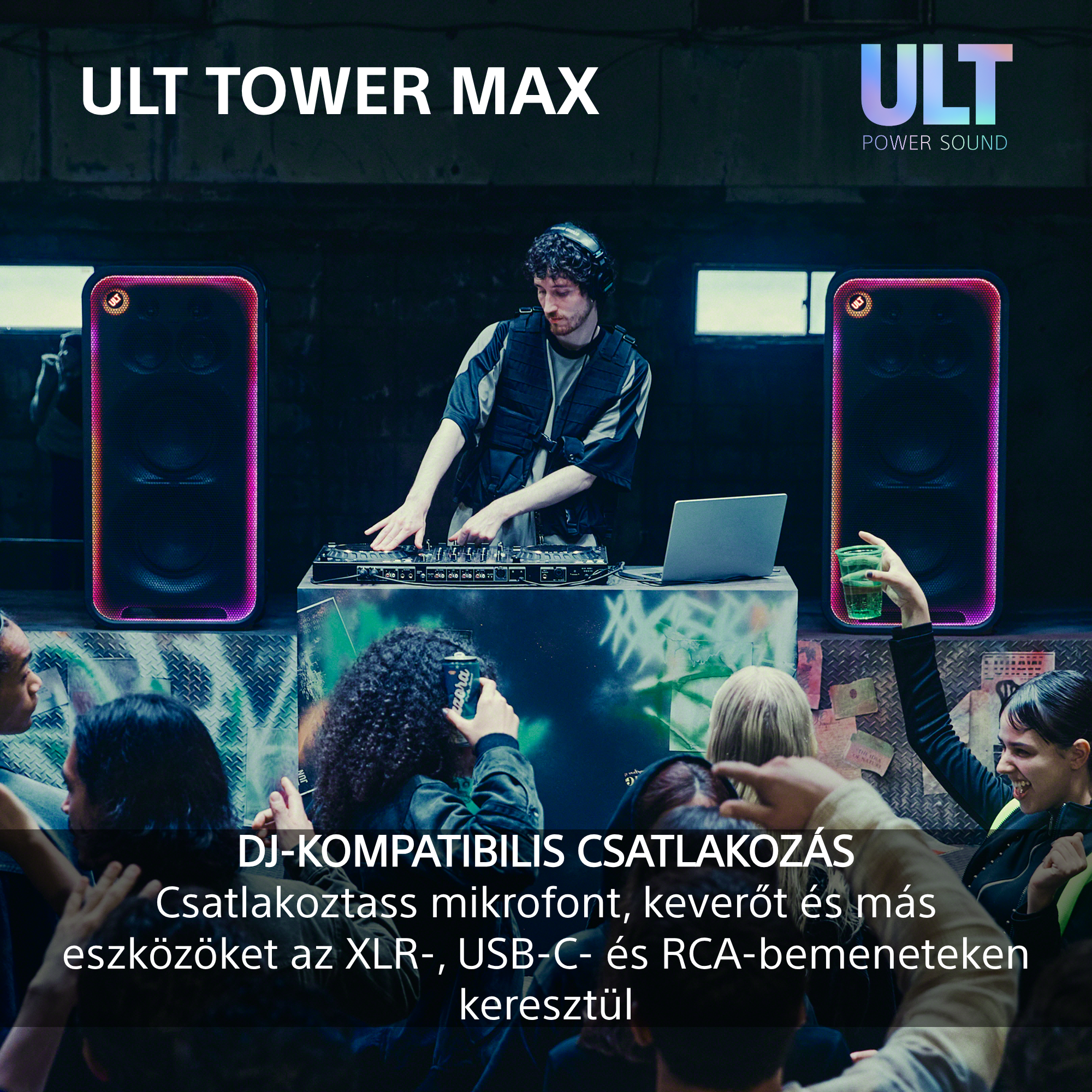 Egy DJ zenél egy buliban két világító hangszóró között, táncoló tömeggel és magyar felirattal.