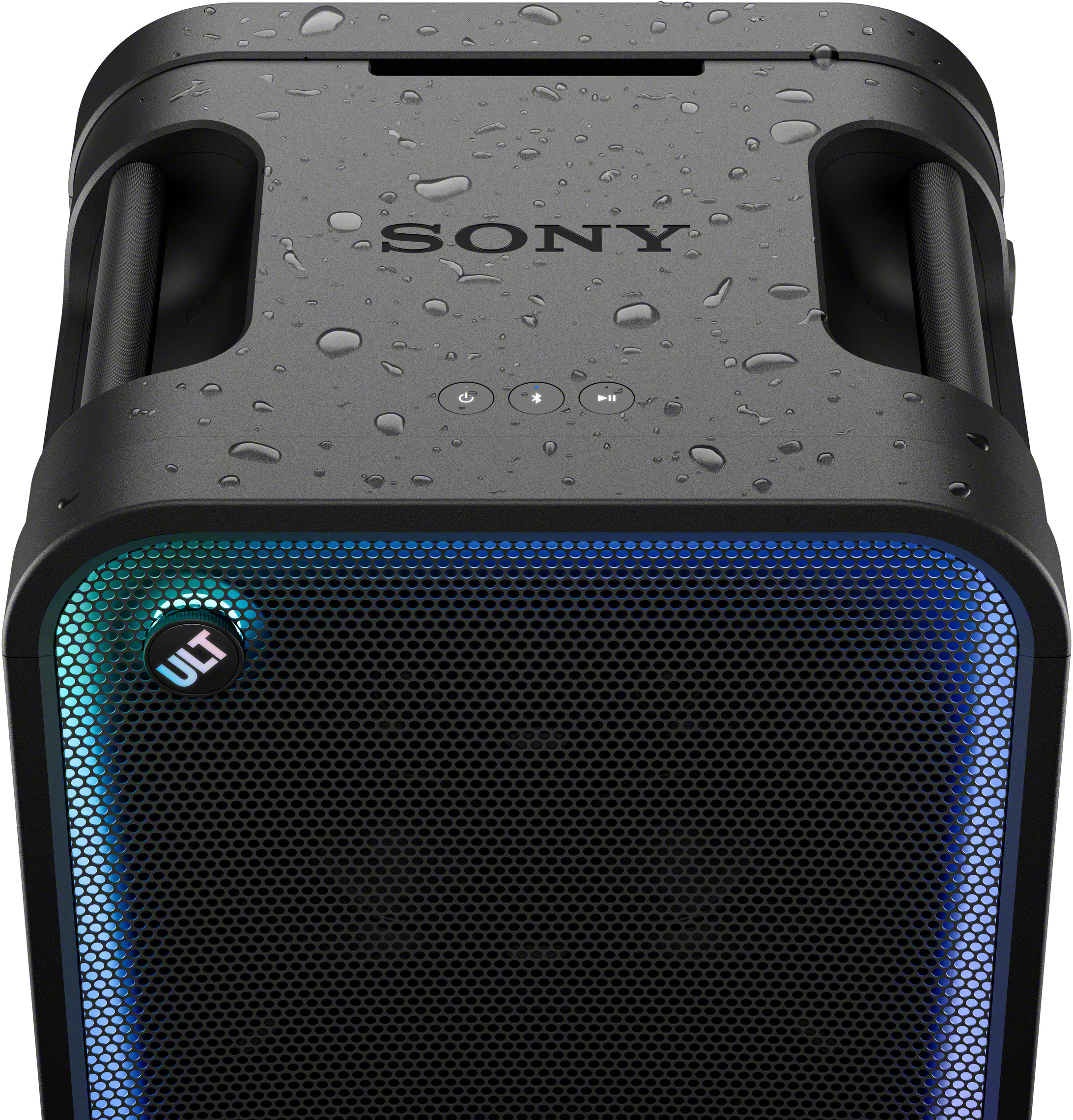 Egy fekete Sony hangszóró vízcseppekkel borítva, elöl kék világító fényekkel a rácson.
