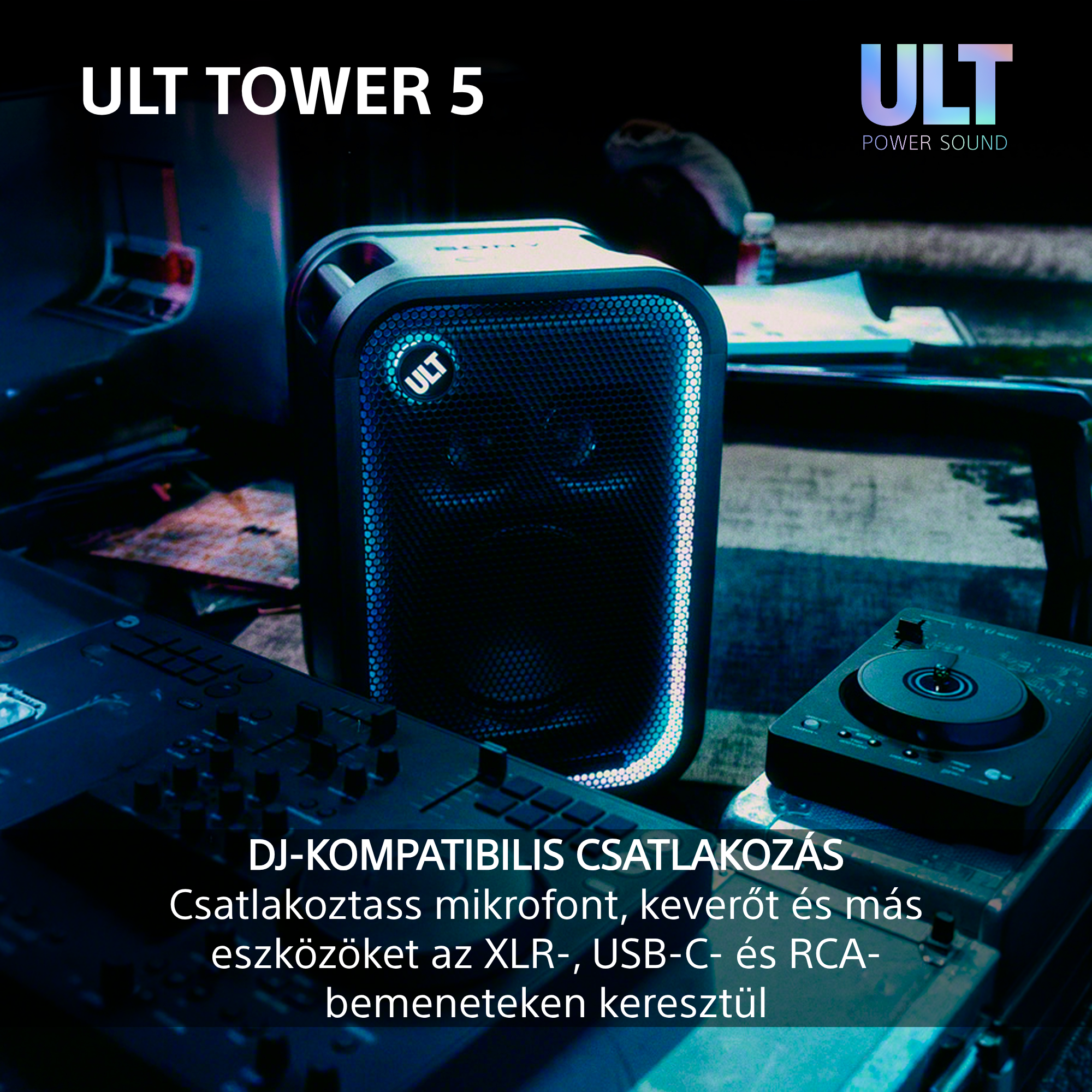 Egy ULT Tower 5 hangszóró kéken világít egy szobában, DJ-keverők és más audioberendezések körében.