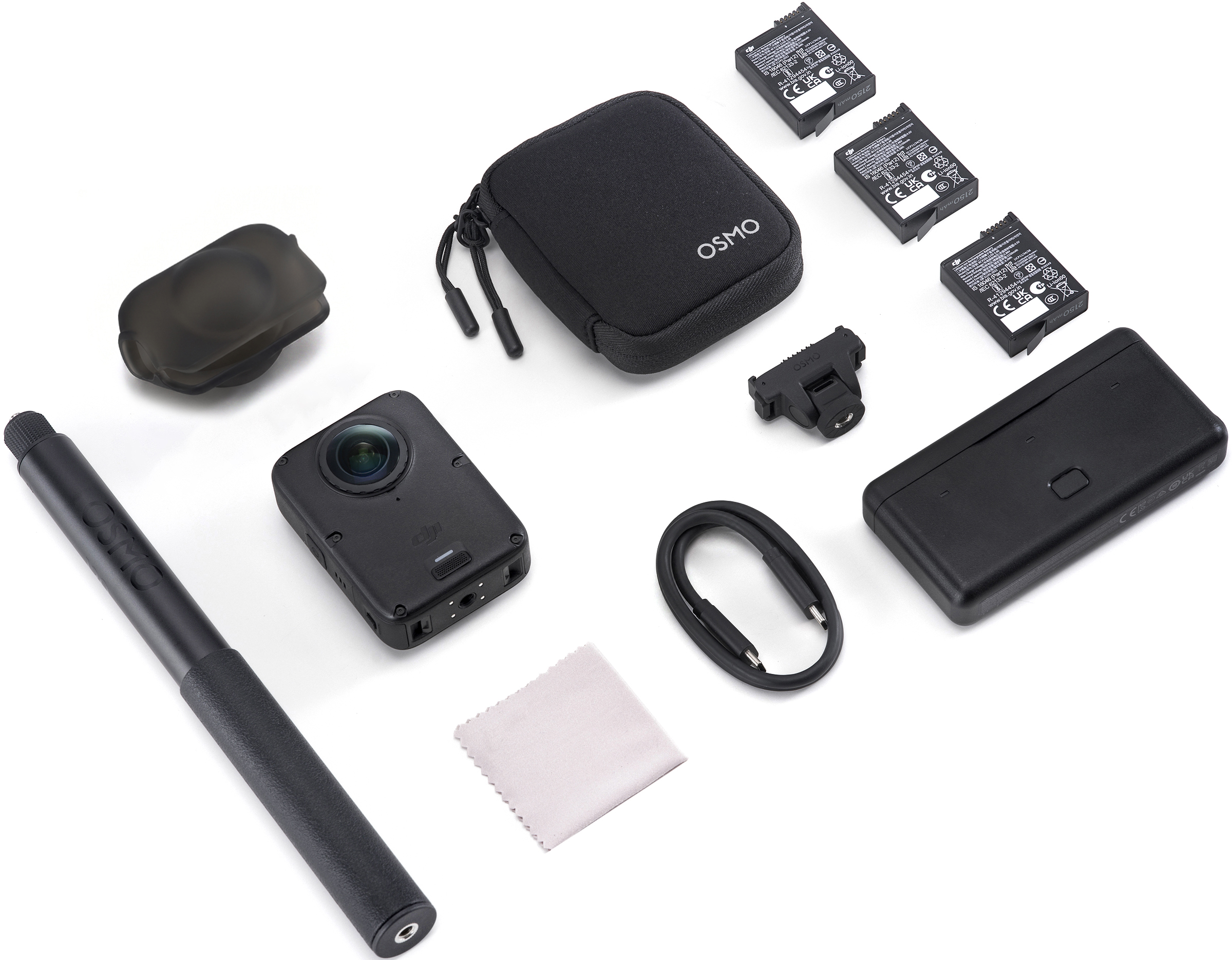 Caméra d'action DJI Osmo avec accessoires comme batteries, câble, étui et monopode sur fond blanc.