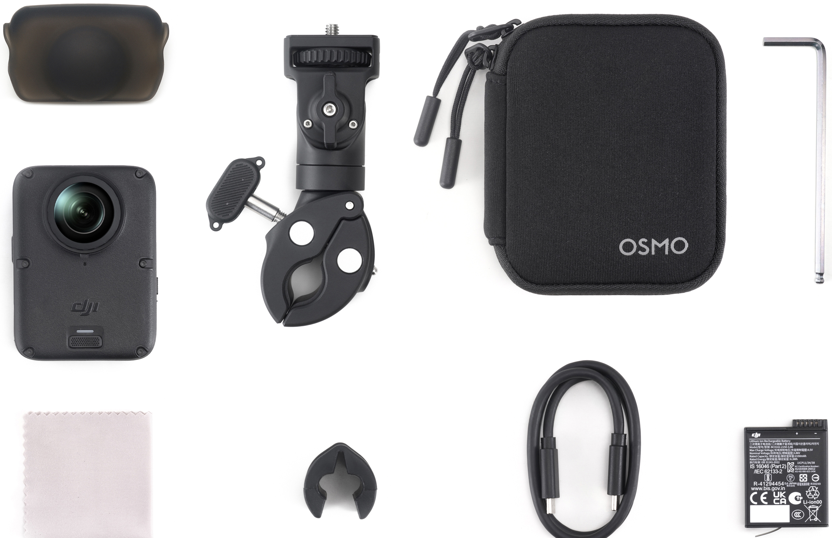 DJI Osmo Kamera mit Zubehör, Tasche, Halterung und Kabel auf weißem Grund.