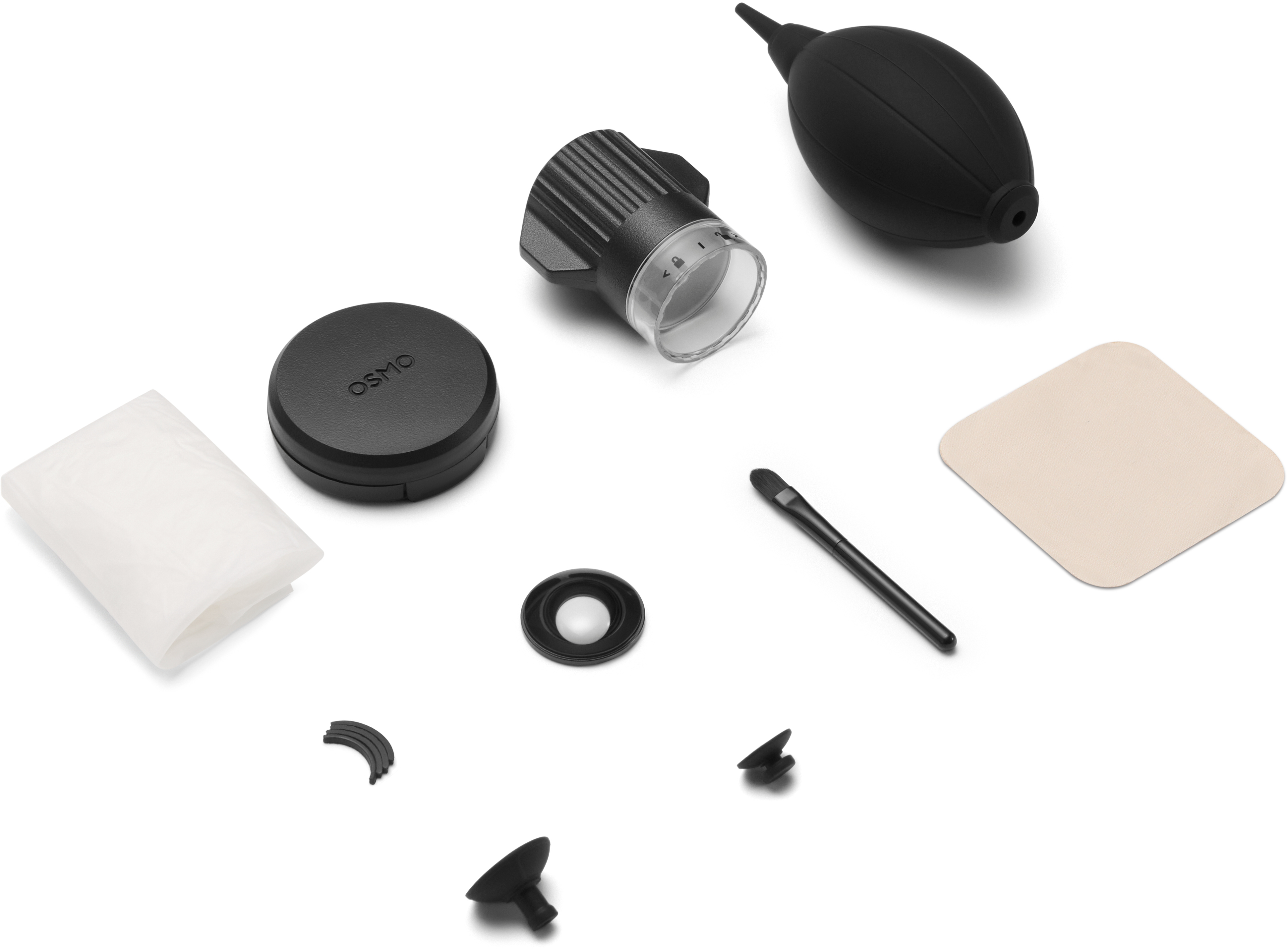 Un kit de nettoyage sur fond blanc avec soufflette, embout d'objectif, pinceau et lingettes.