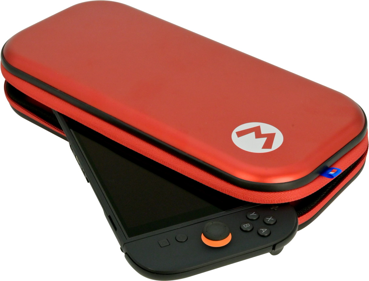 Un étui Nintendo Switch rouge sur le thème de Mario entrouvert, montrant la console noire à l'intérieur.