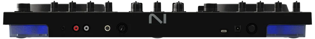 Le panneau arrière d'un contrôleur DJ noir affichant des ports audio, une entrée d'alimentation et des coins éclairés en bleu.