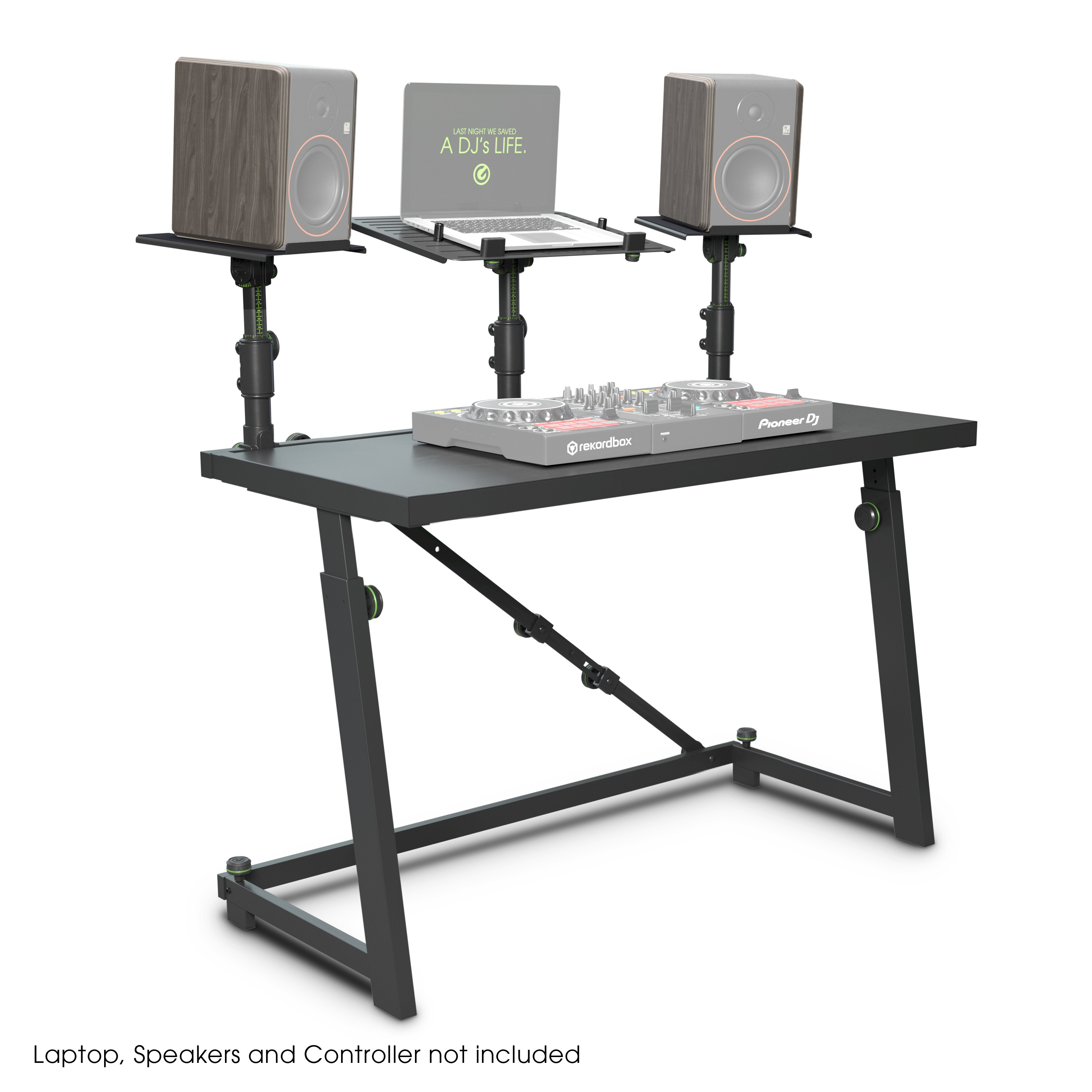Bureau de DJ noir avec des supports pour ordinateur portable et deux enceintes, équipé de matériel de DJ sur fond blanc.
